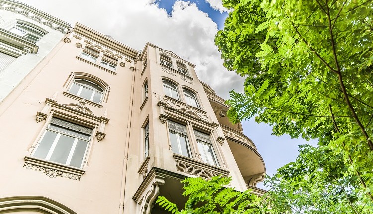 Leerstehendes Mehrfamilienhaus-Ensemble im Dichterviertel wechselt den Besitzer
