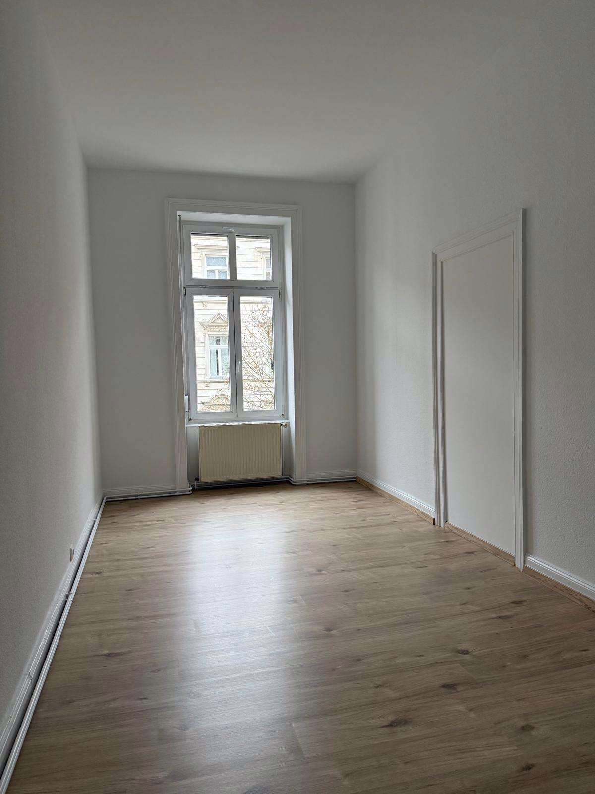 NEU  RENOVIERT UND TOP GESCHNITTEN ! SUPER ZENTRAL MIT ALTBAUCHARME !