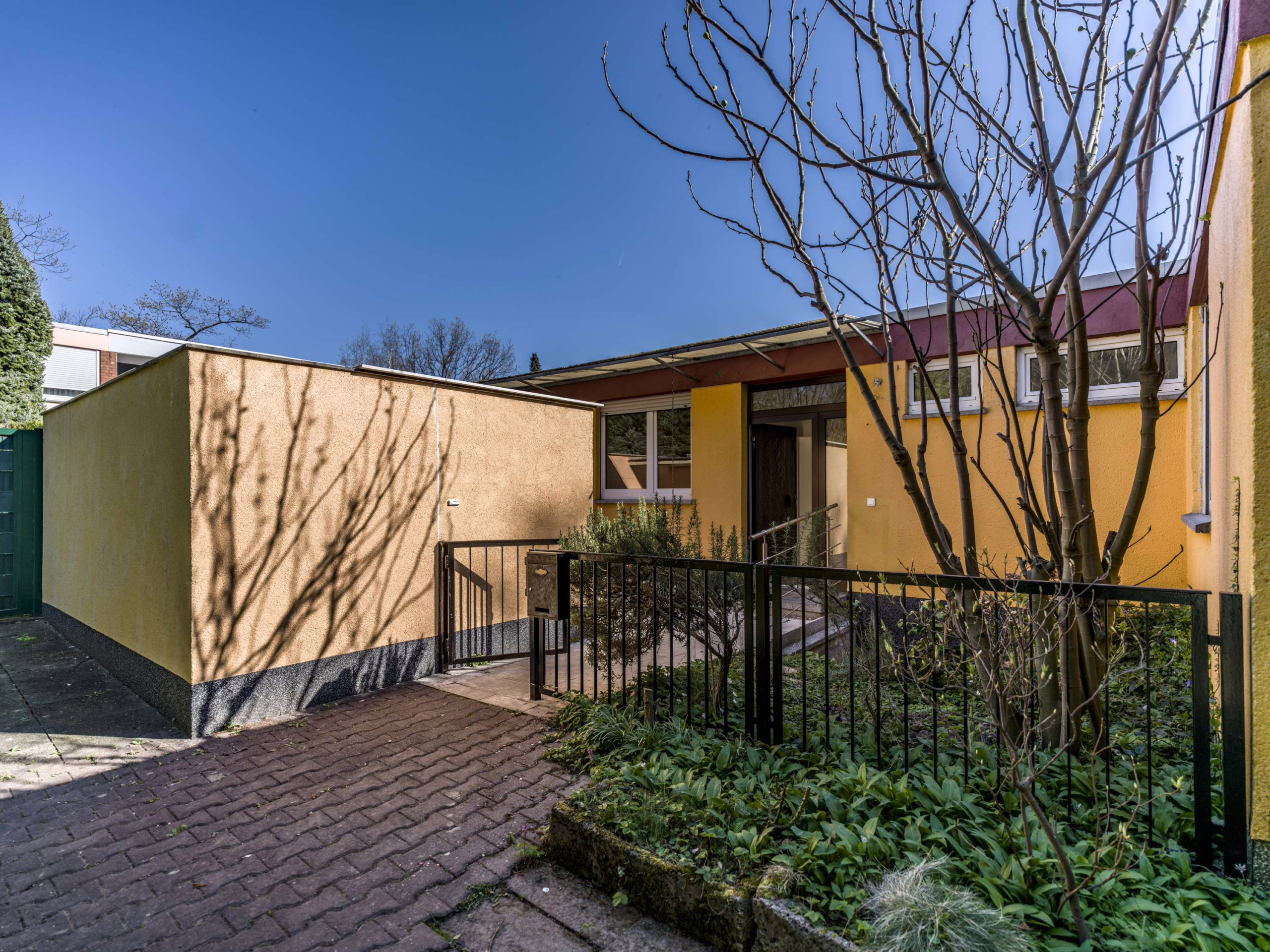 BUNGALOW-ERSTBEZUG NACH KERNSANIERUNG MIT GARTEN