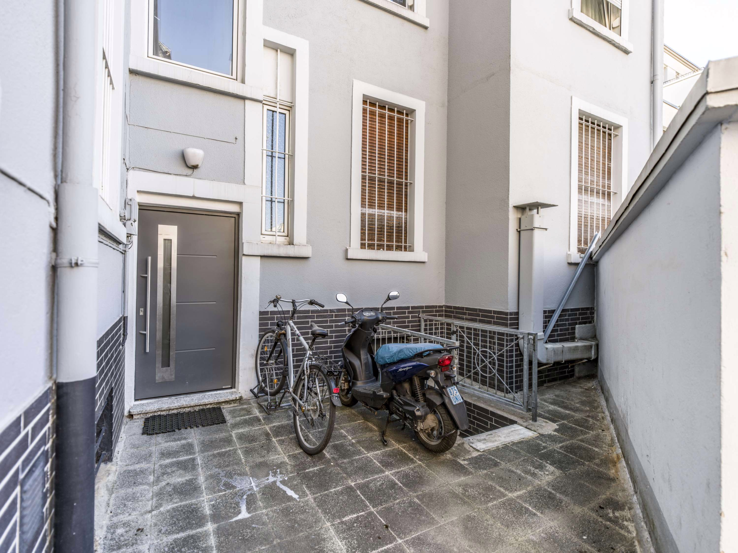 ATTRAKTIVES MEHRFAMILIENHAUS IN FRANKFURT – INVESTITIONSMÖGLICHKEIT MIT POTENZIAL !