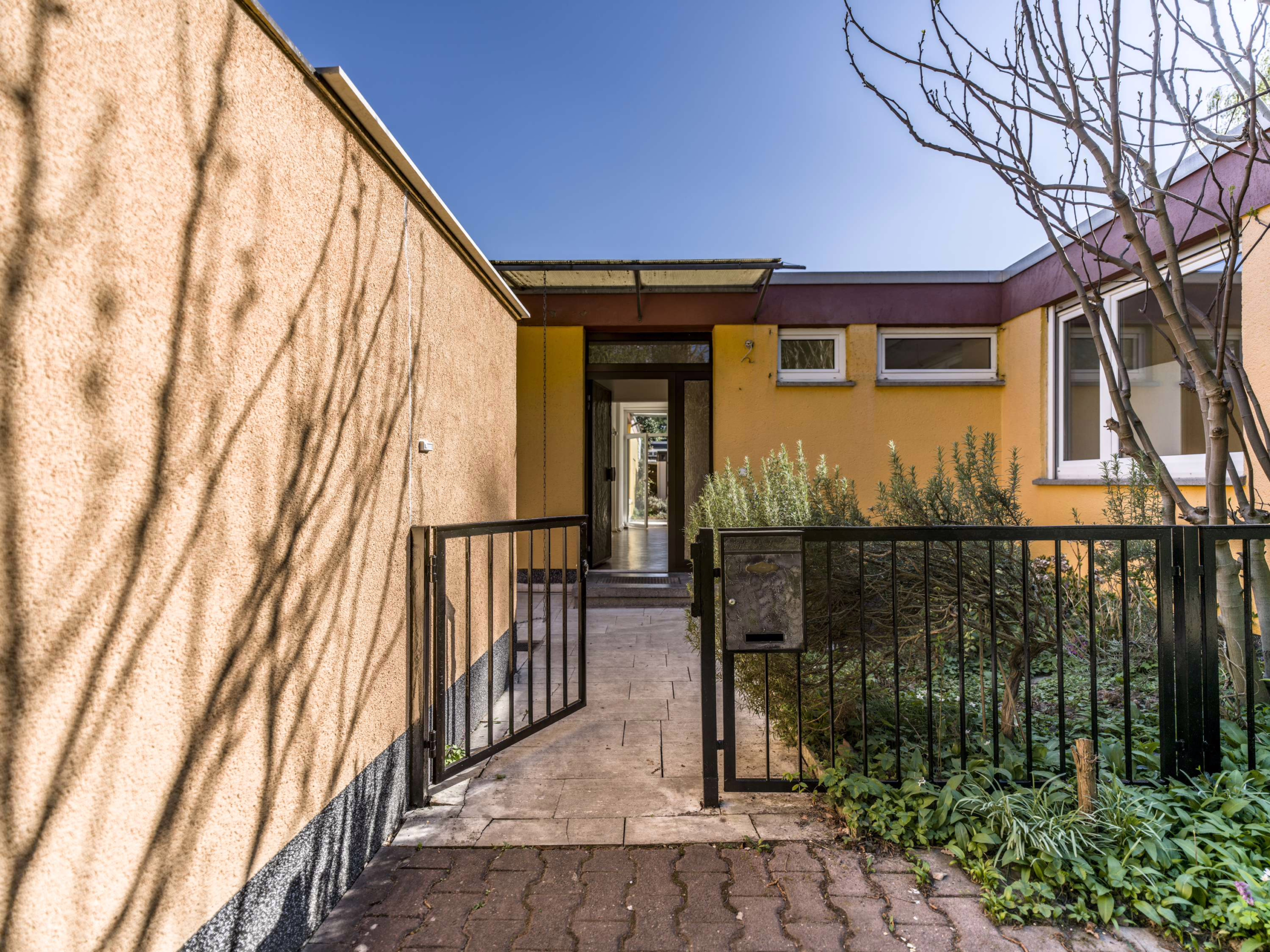 BUNGALOW  ERSTBEZUG NACH KERNSANIERUNG MIT GARTEN