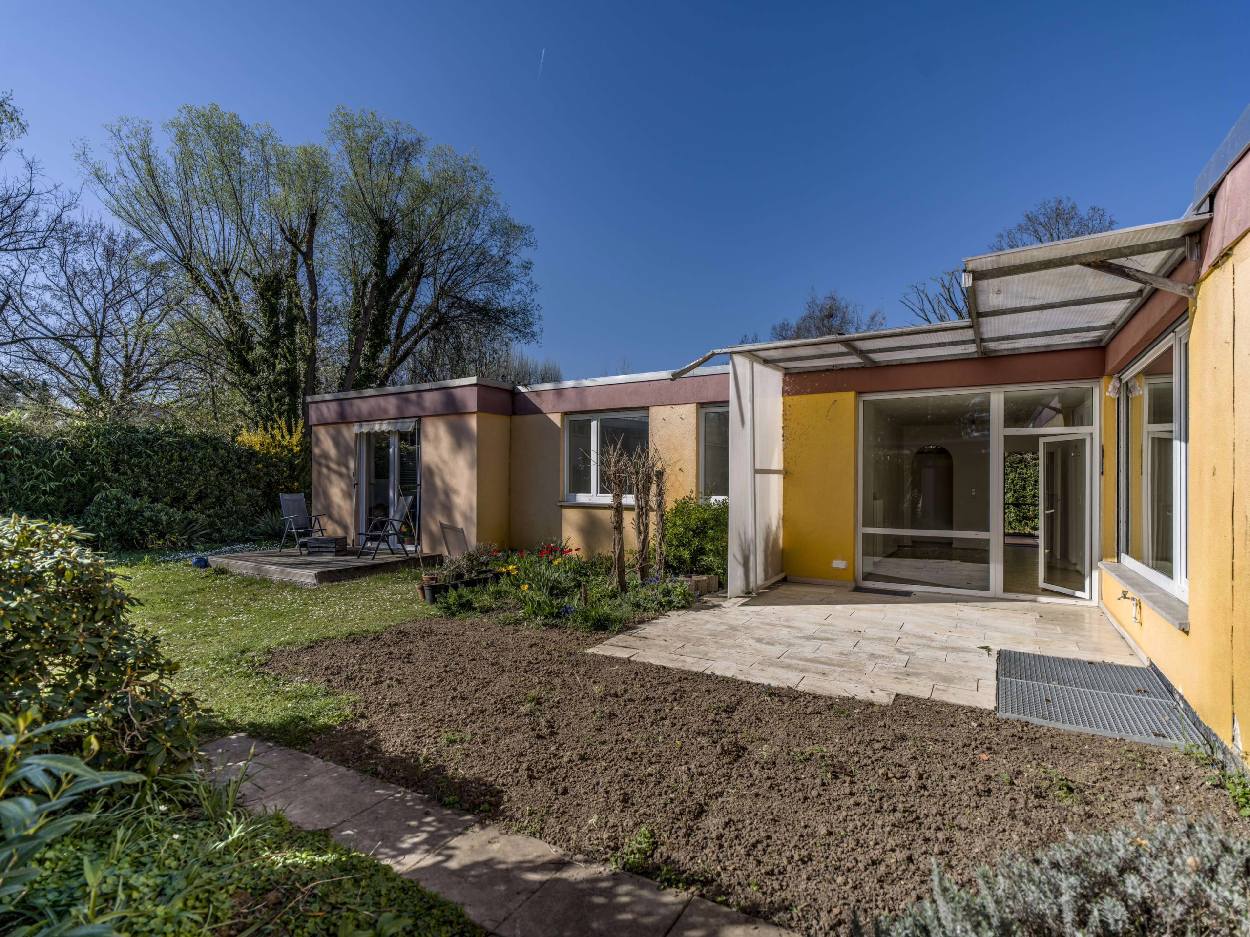 BUNGALOW  ERSTBEZUG NACH KERNSANIERUNG MIT GARTEN