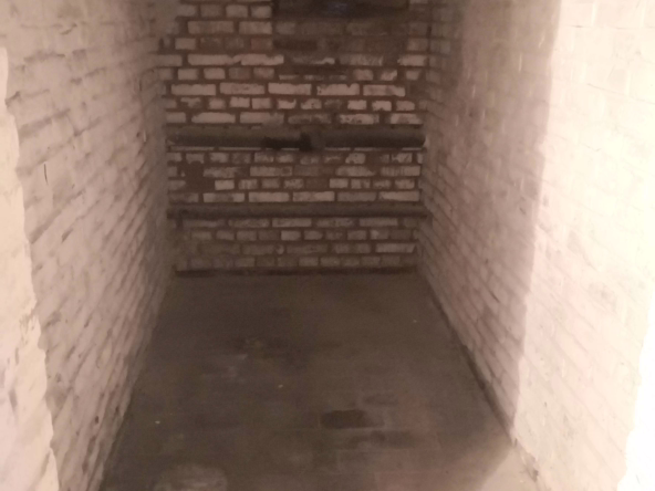 LAGERN SIE IHRE SACHEN IM KELLER !