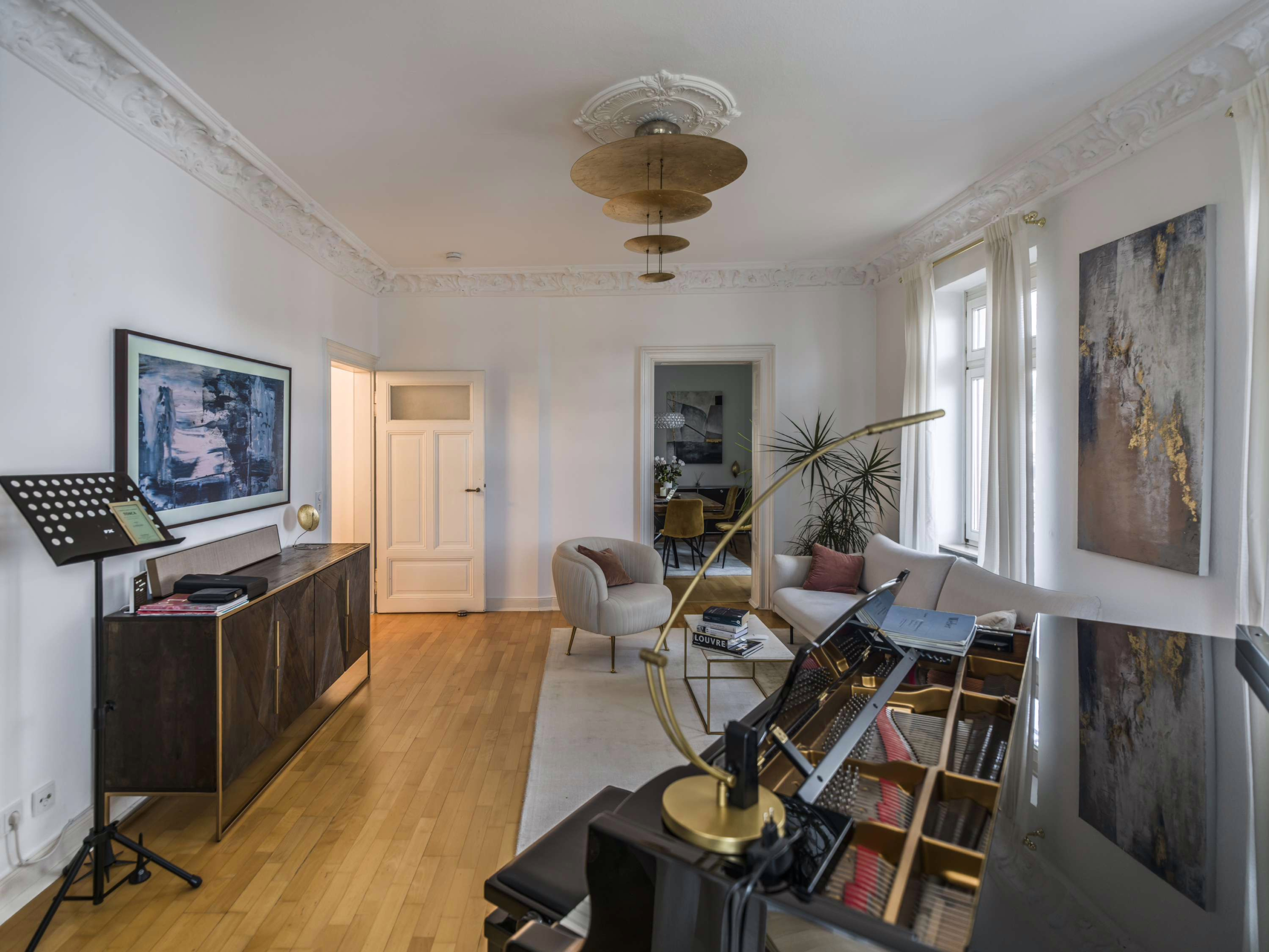 NEU  LUXUS ALTBAUPERLE MIT BALKONEN & EBK IN TOLLER LAGE !