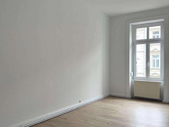 NEU  RENOVIERT UND TOP GESCHNITTEN ! SUPER ZENTRAL MIT ALTBAUCHARME !