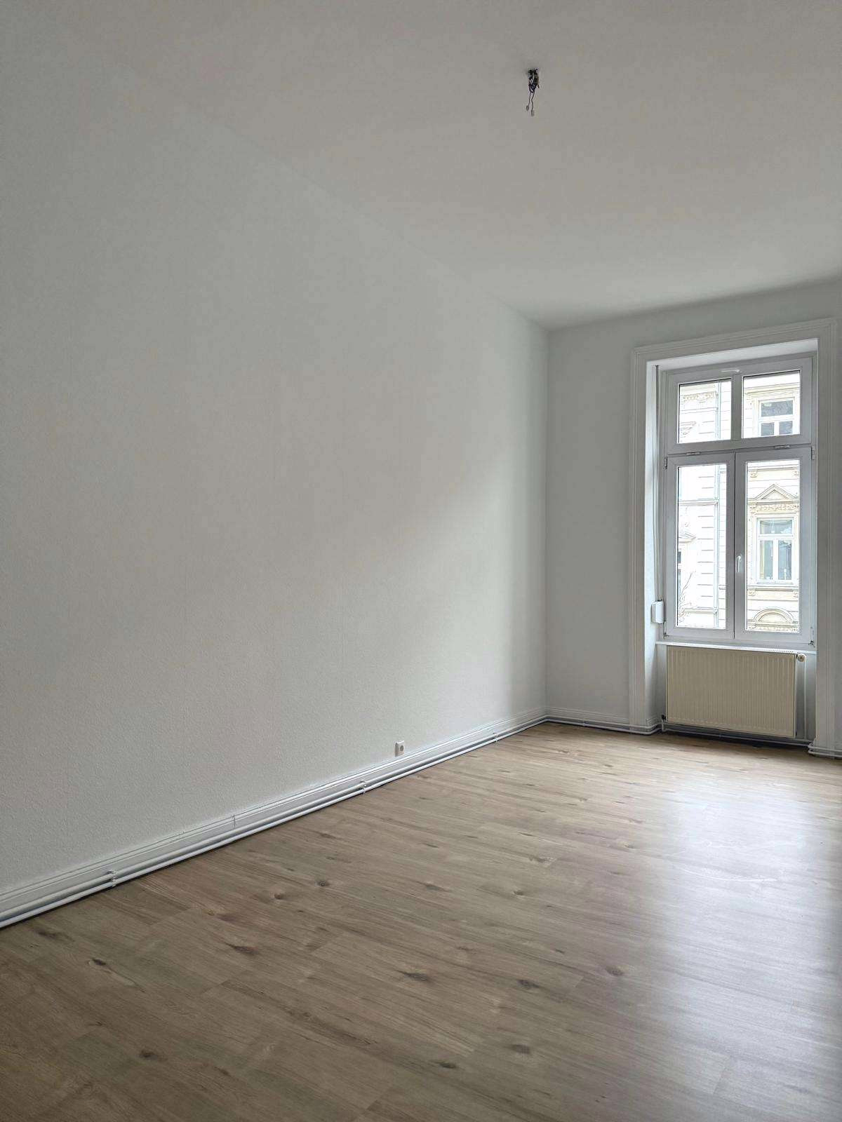 NEU  RENOVIERT UND TOP GESCHNITTEN ! SUPER ZENTRAL MIT ALTBAUCHARME !