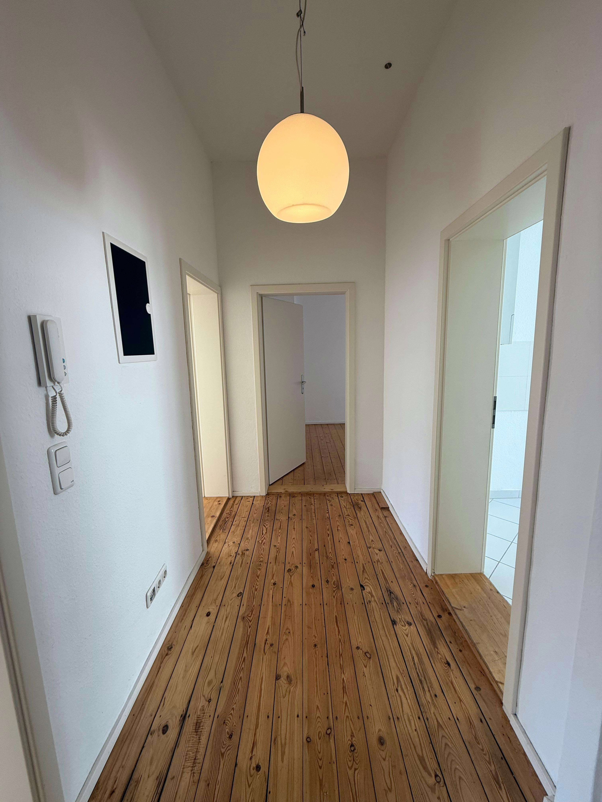 NEU  RENOVIERT UND TOP GESCHNITTEN ! SUPER ZENTRAL MIT ALTBAUCHARME !