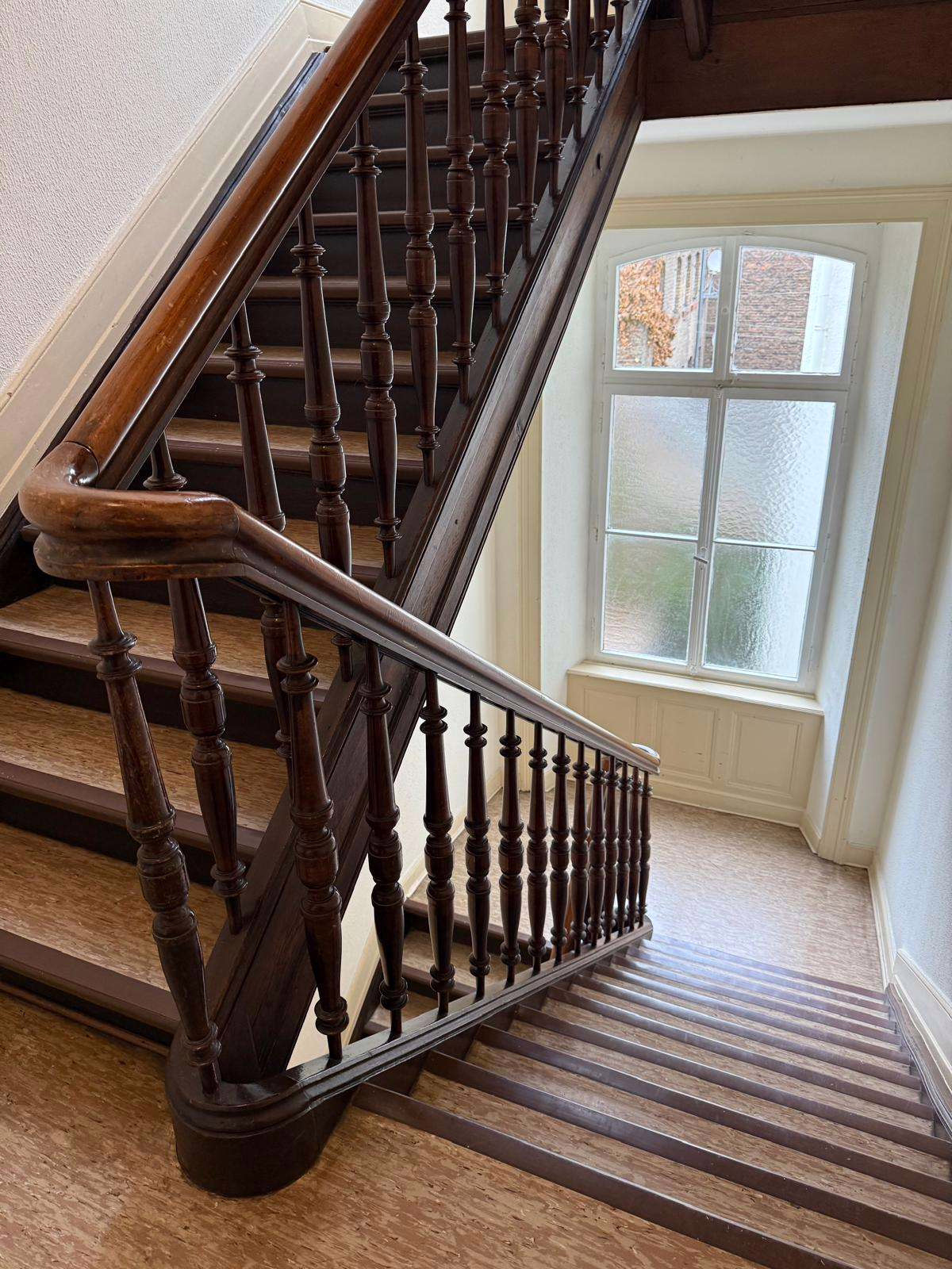 NEU  RENOVIERT UND TOP GESCHNITTEN ! SUPER ZENTRAL MIT ALTBAUCHARME !