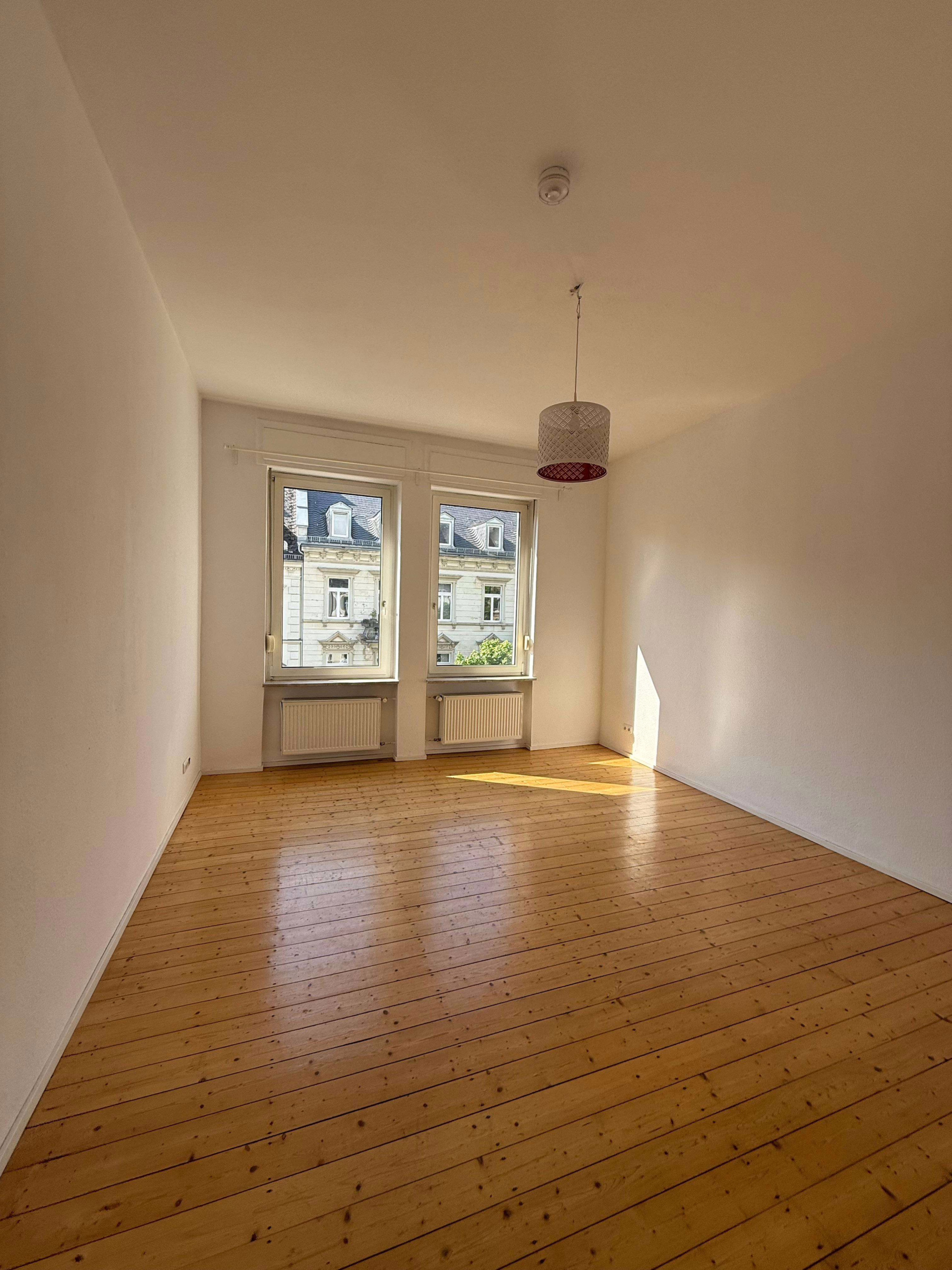 NEU  RENOVIERT UND TOP GESCHNITTEN ! SUPER ZENTRAL MIT ALTBAUCHARME !