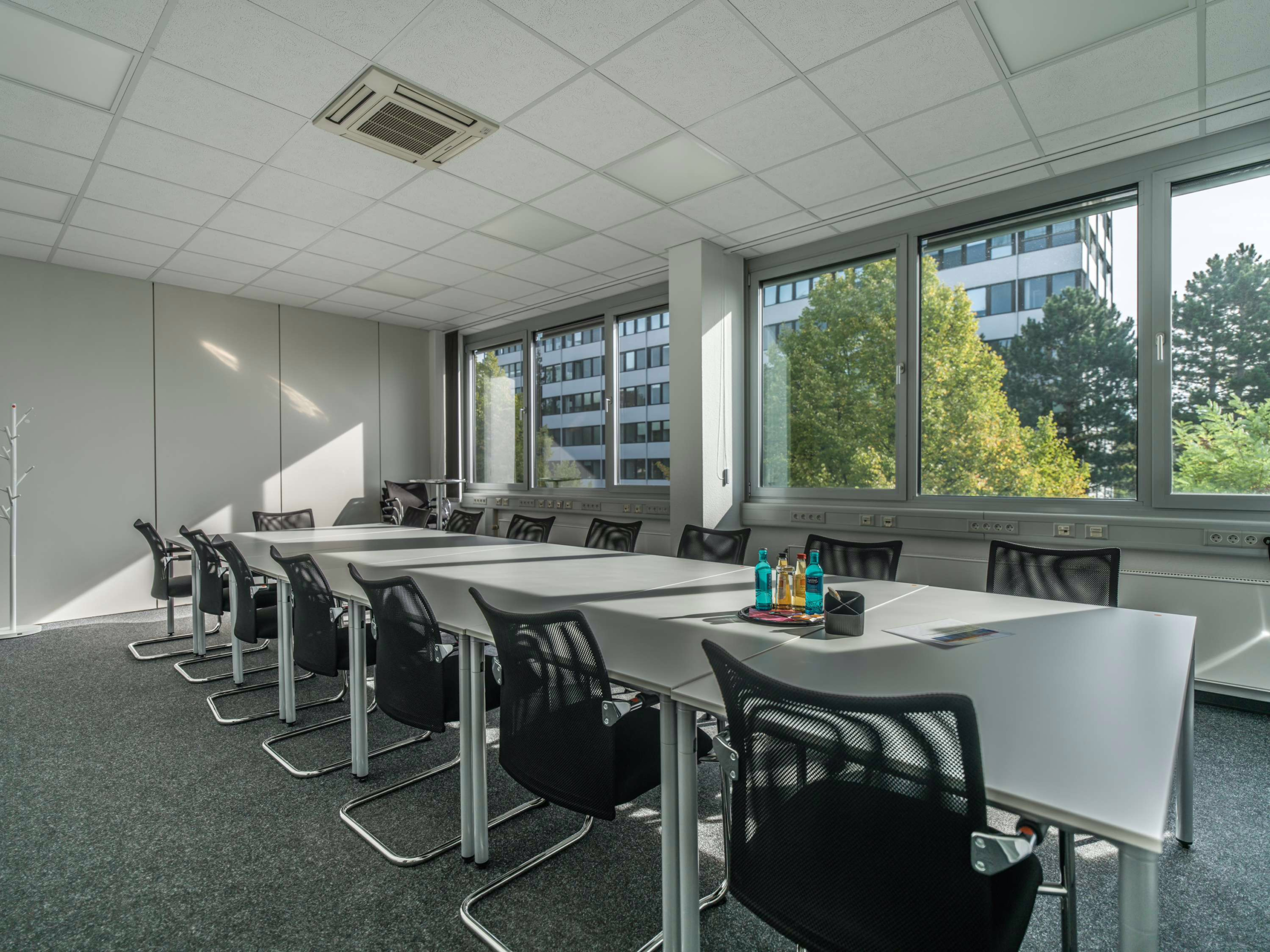 NEU  STARTEN SIE IN IHREM NEUEN BÜRO! VIEL PLATZ FÜR IHR UNTERNEHMEN !