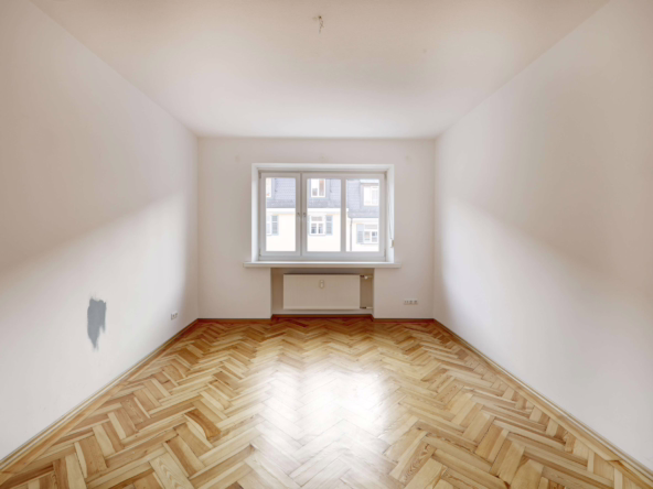 TOLLE ALTBAUWOHNUNG MIT SEHR GUTEM SCHNITT! SOFORT BEZIEHBAR!