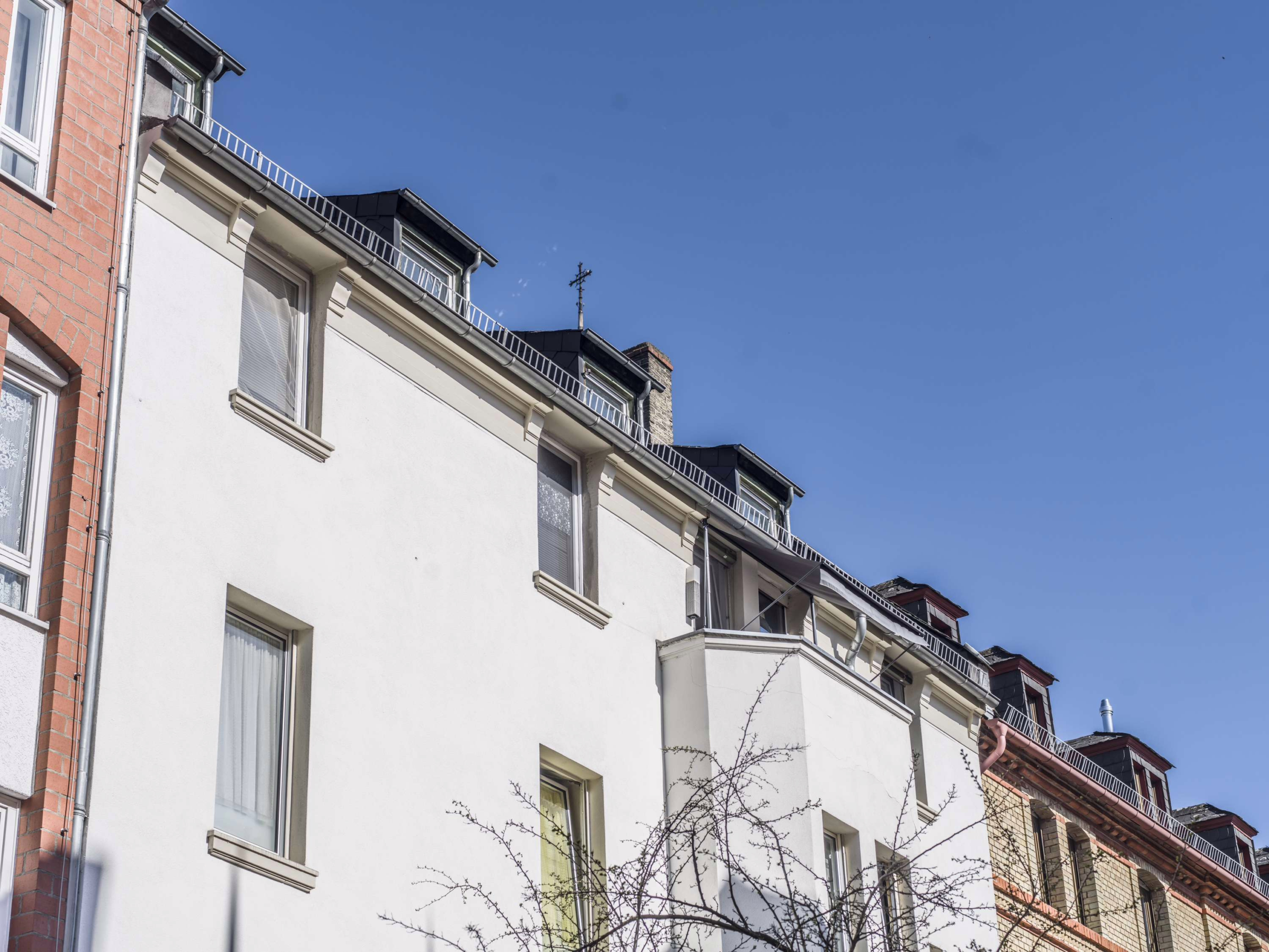 VORANKÜNDIGUNG  ZUM FRÜHLING EIN MEHRFAMILIENHAUS !