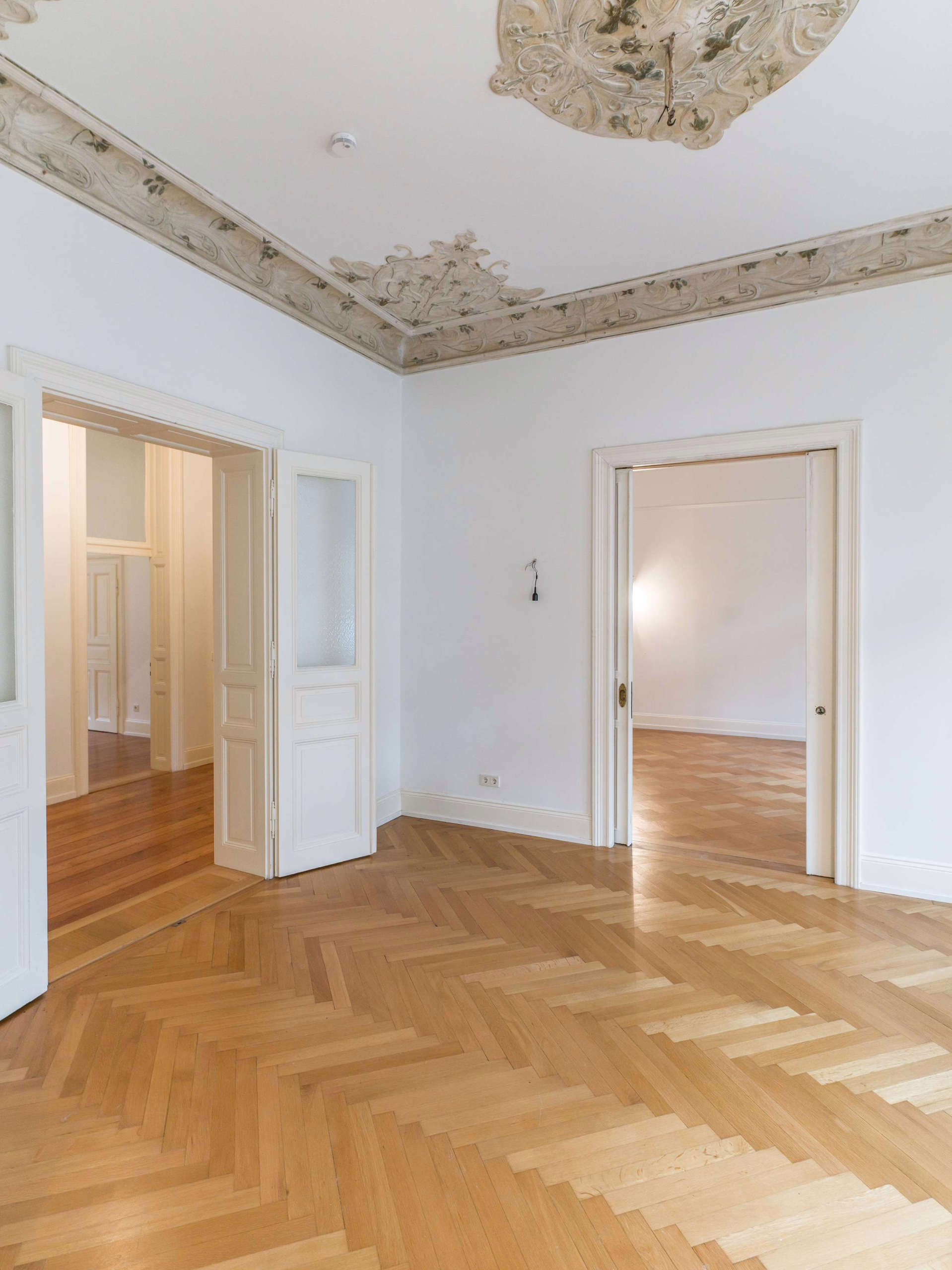 WOW  ALTBAUPERLE MIT 5 ZIMMERN MIT STUCK, EBK & BALKON!
