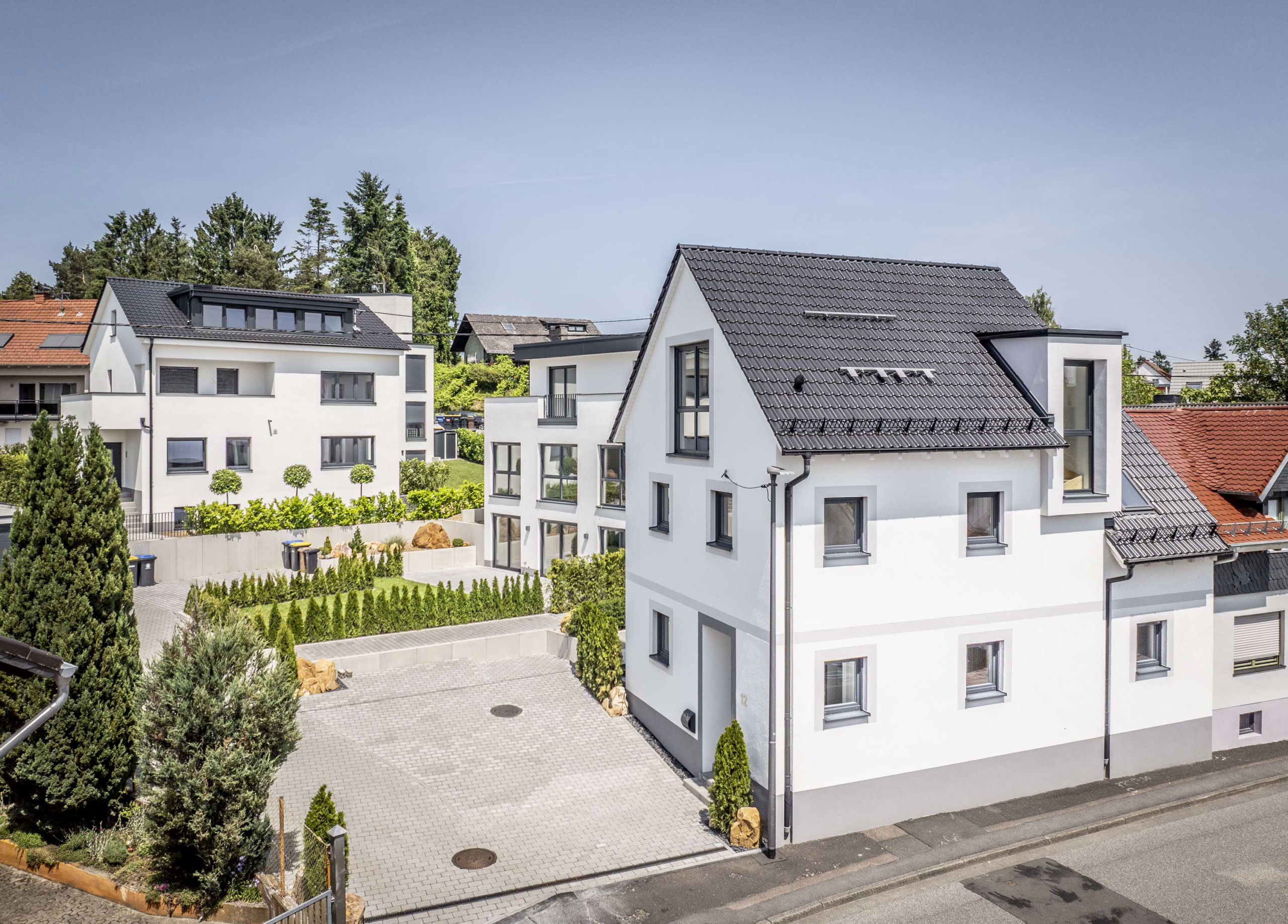 ERSTBEZUG  STILVOLLES ZUHAUSE MIT TERRASSE & STELLPLÄTZEN IN RUHIGER WOHNANLAGE !
