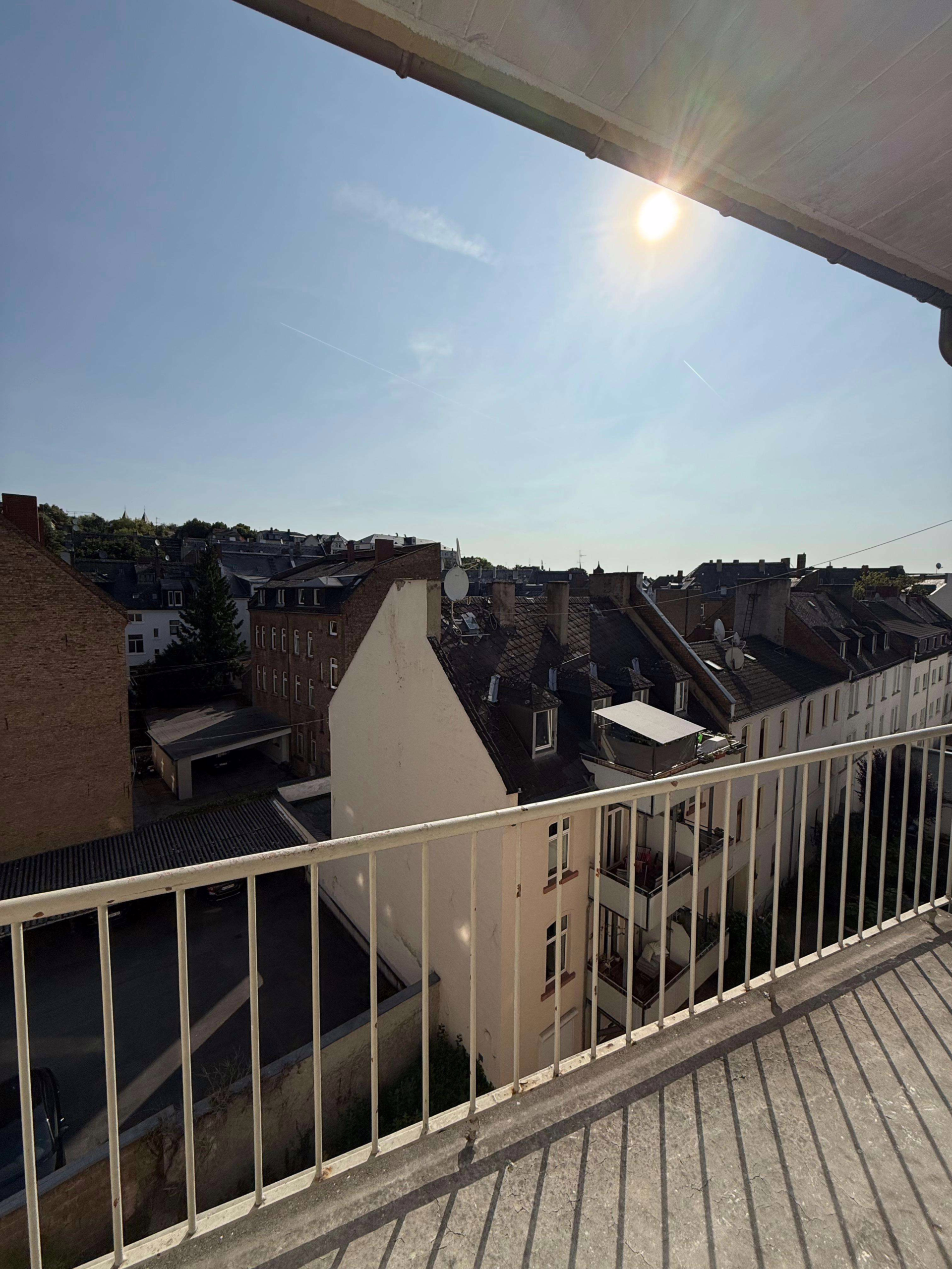 NEU  ! RENOVIERT MIT NEUER EINBAUKÜCHE & BALKON !