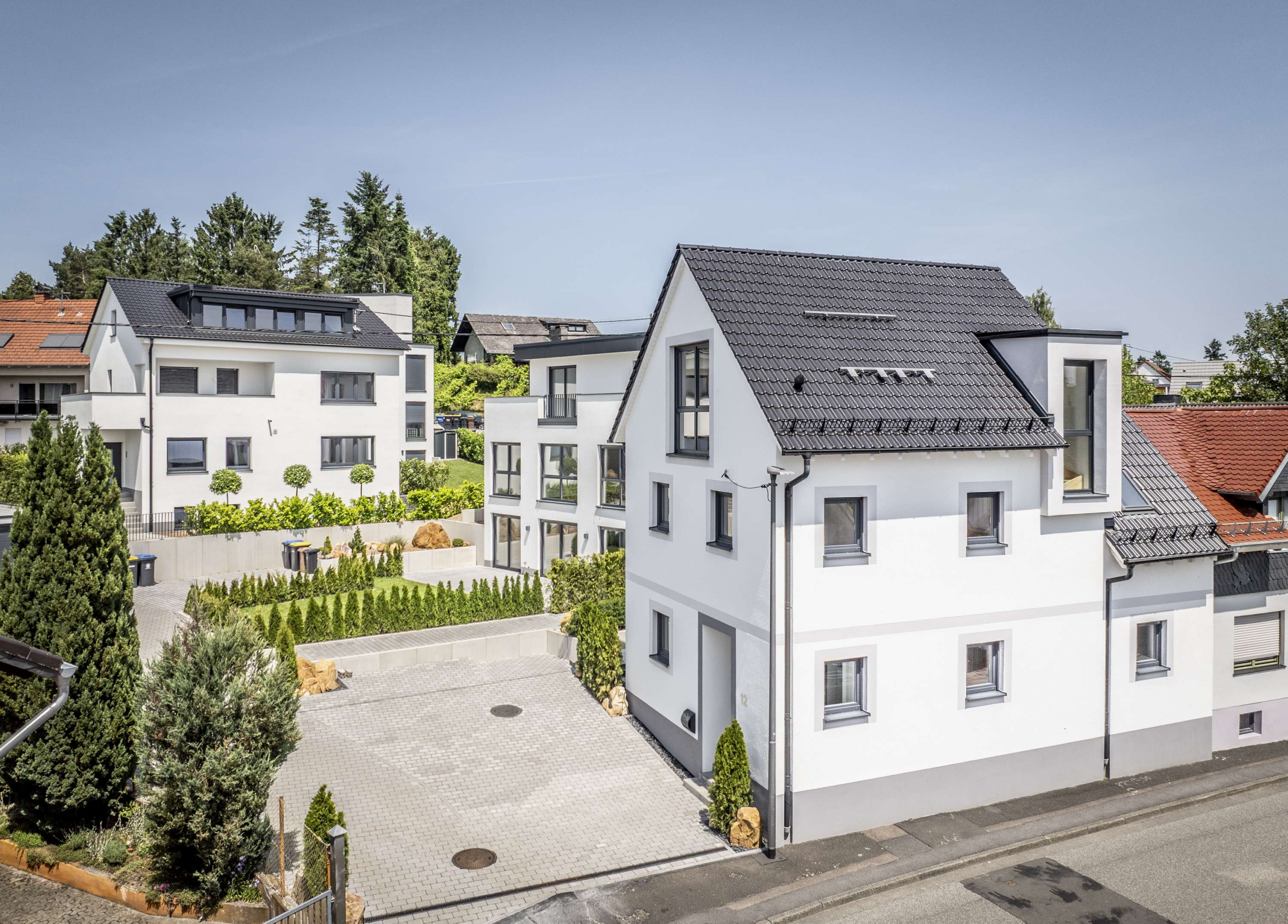 ERSTBEZUG  STILVOLLES ZUHAUSE MIT TERRASSE & STELLPLÄTZEN IN RUHIGER WOHNANLAGE !