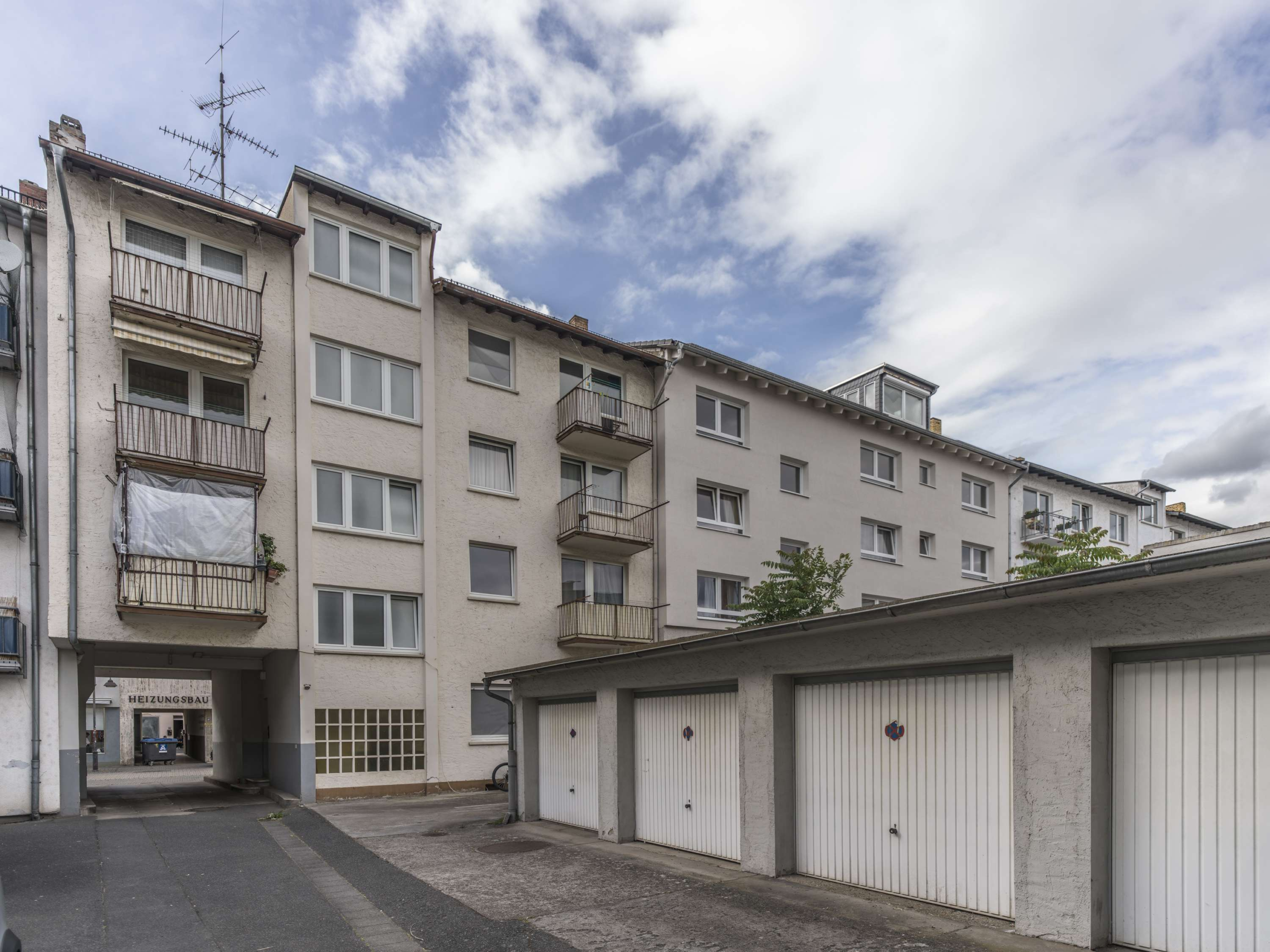 NEU  ATTRAKTIVE KAPITALANLAGE: MEHRFAMILIENHAUS IN MIT ENTWICKLUNGSSCHANCEN!