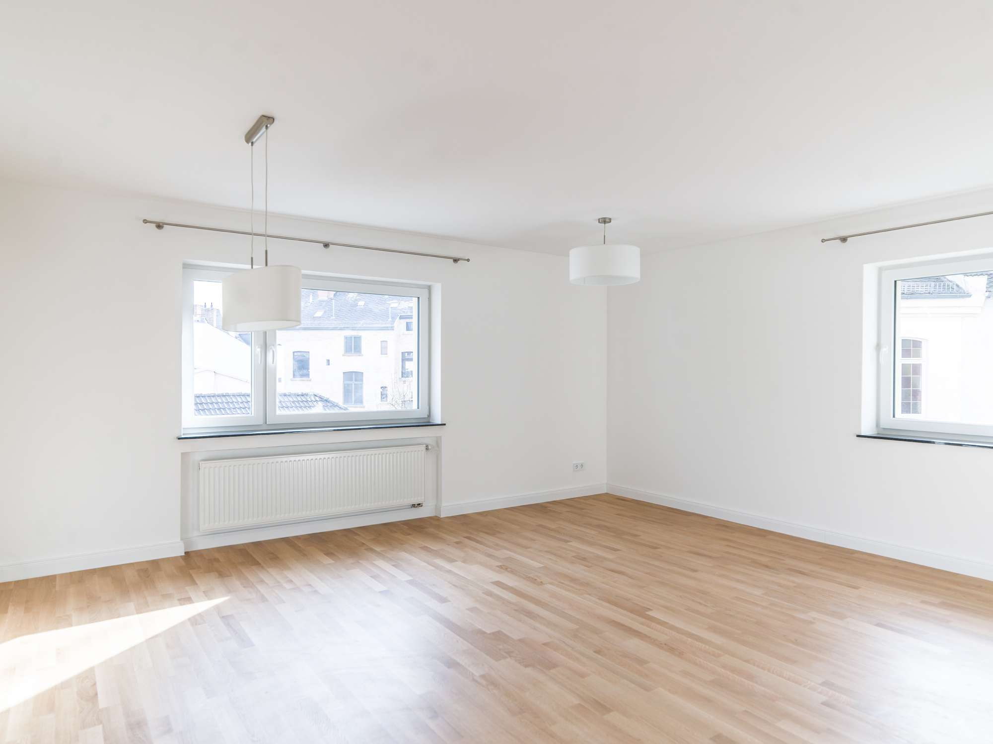 NEU !  DIESE EINHEIT BIETET VIEL! VON DER EINBAUKÜCHE BISHIN ZUM BALKON!