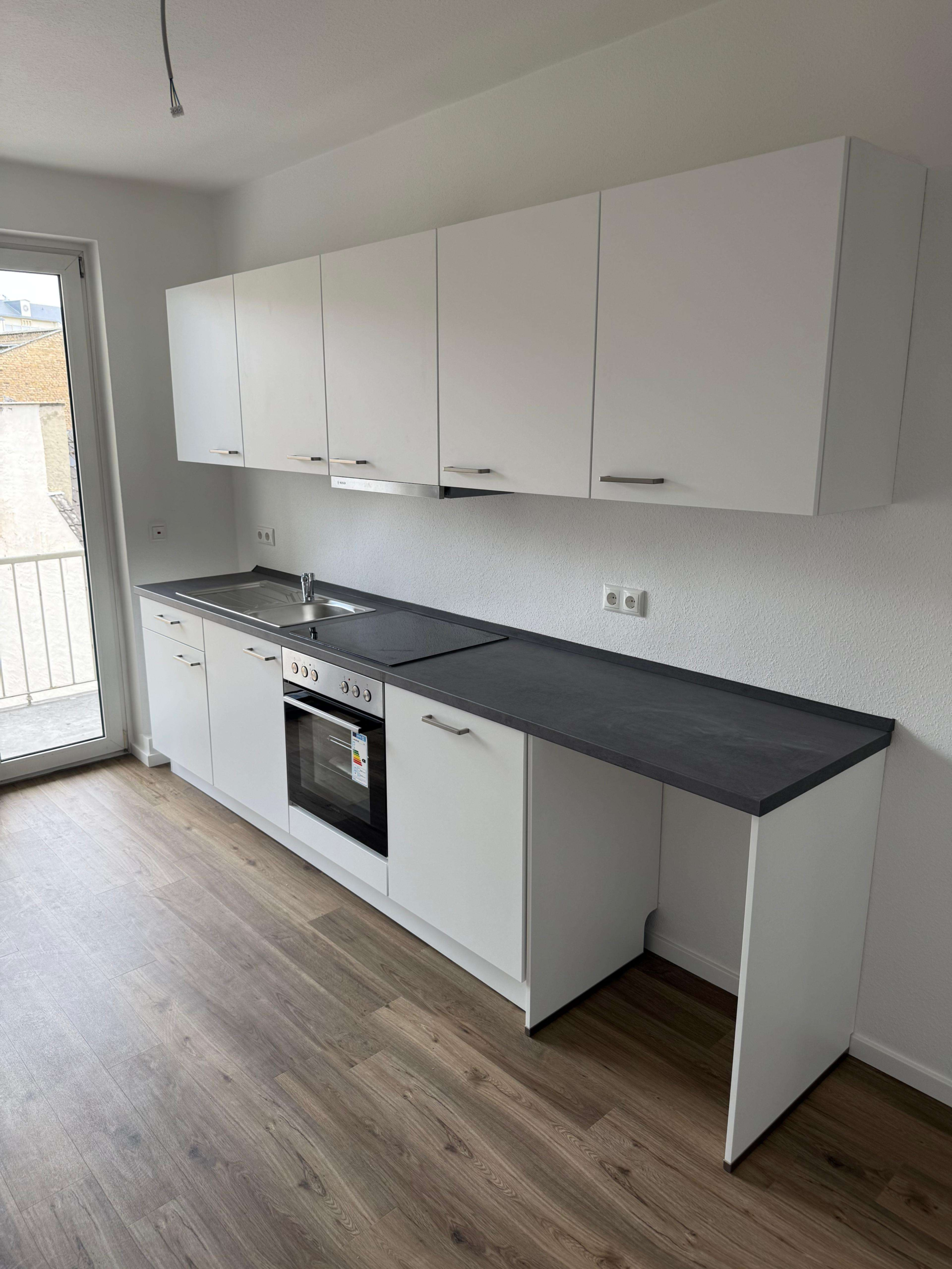NEU  ! RENOVIERT MIT NEUER EINBAUKÜCHE & BALKON !