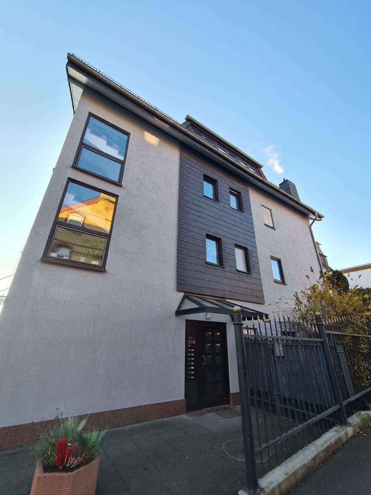NEU TOP WOHNUNG MIT GROSSER TERRASSE IN CITY NÄHE ! MIT STELLPLATZ & EINBAUKÜCHE !
