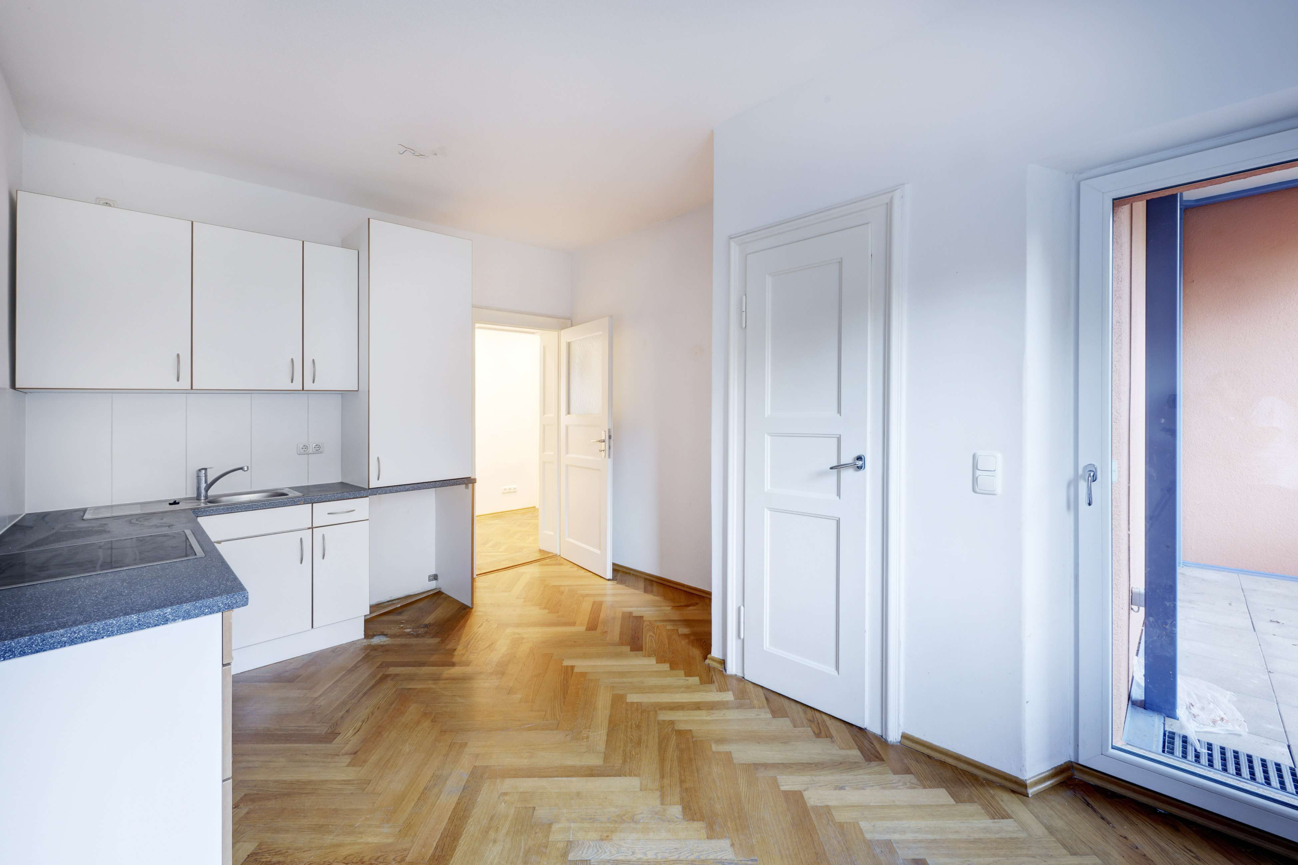 SUPER ALTBAUWOHNUNG & TOP GESCHNITTEN! IN GEFRAGTER LAGE SOFORT BEZIEHBAR!