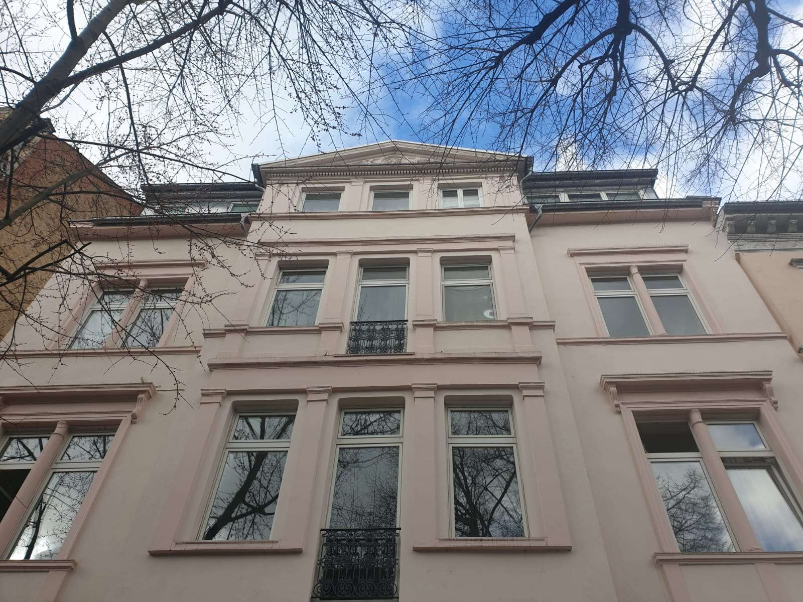 JETZT  KLEINE, SCHÖNE, RENOVIERTE 2-ZIMMER-WOHNUNG – ZENTRALE LAGE IN WIESBADEN !