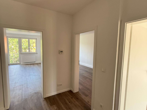 NEU  ! RENOVIERT MIT NEUER EINBAUKÜCHE & BALKON !