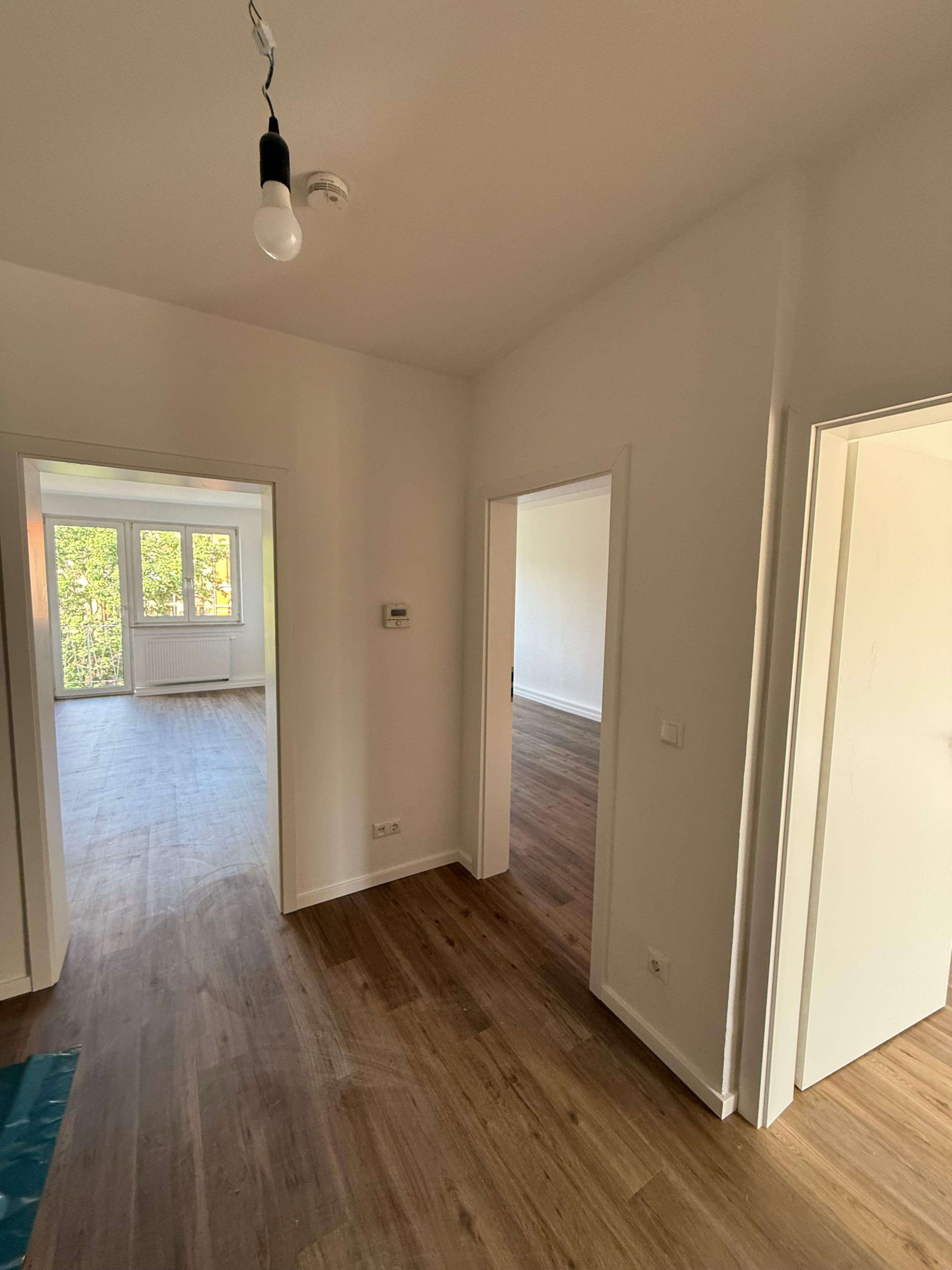 NEU  ! RENOVIERT MIT NEUER EINBAUKÜCHE & BALKON !