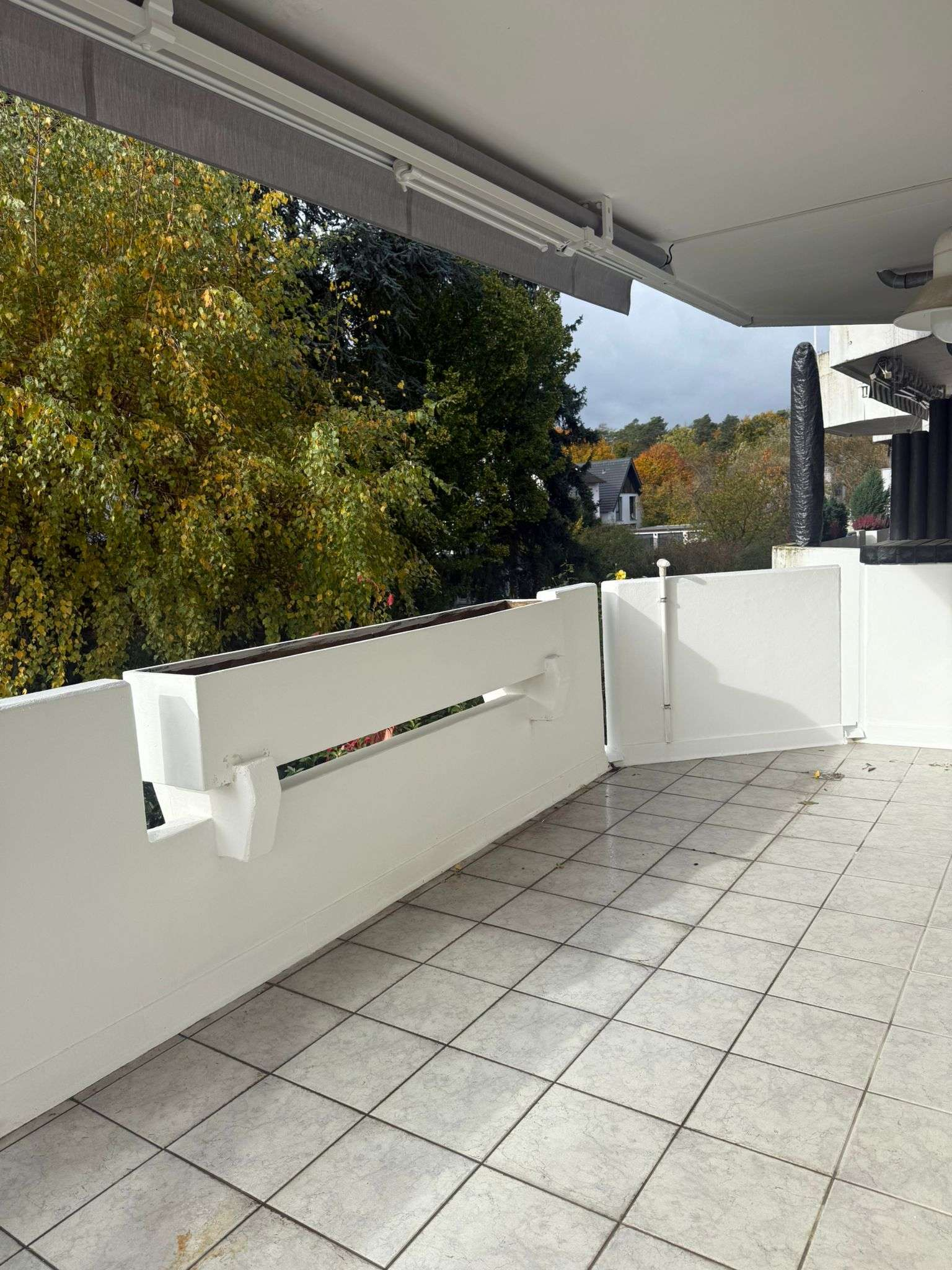 NEU  SANIERTE, GROSSZÜGIGE 4-ZIMMER-WOHNUNG MIT BALKON & TIEFGARAGENSTELLPLATZ!