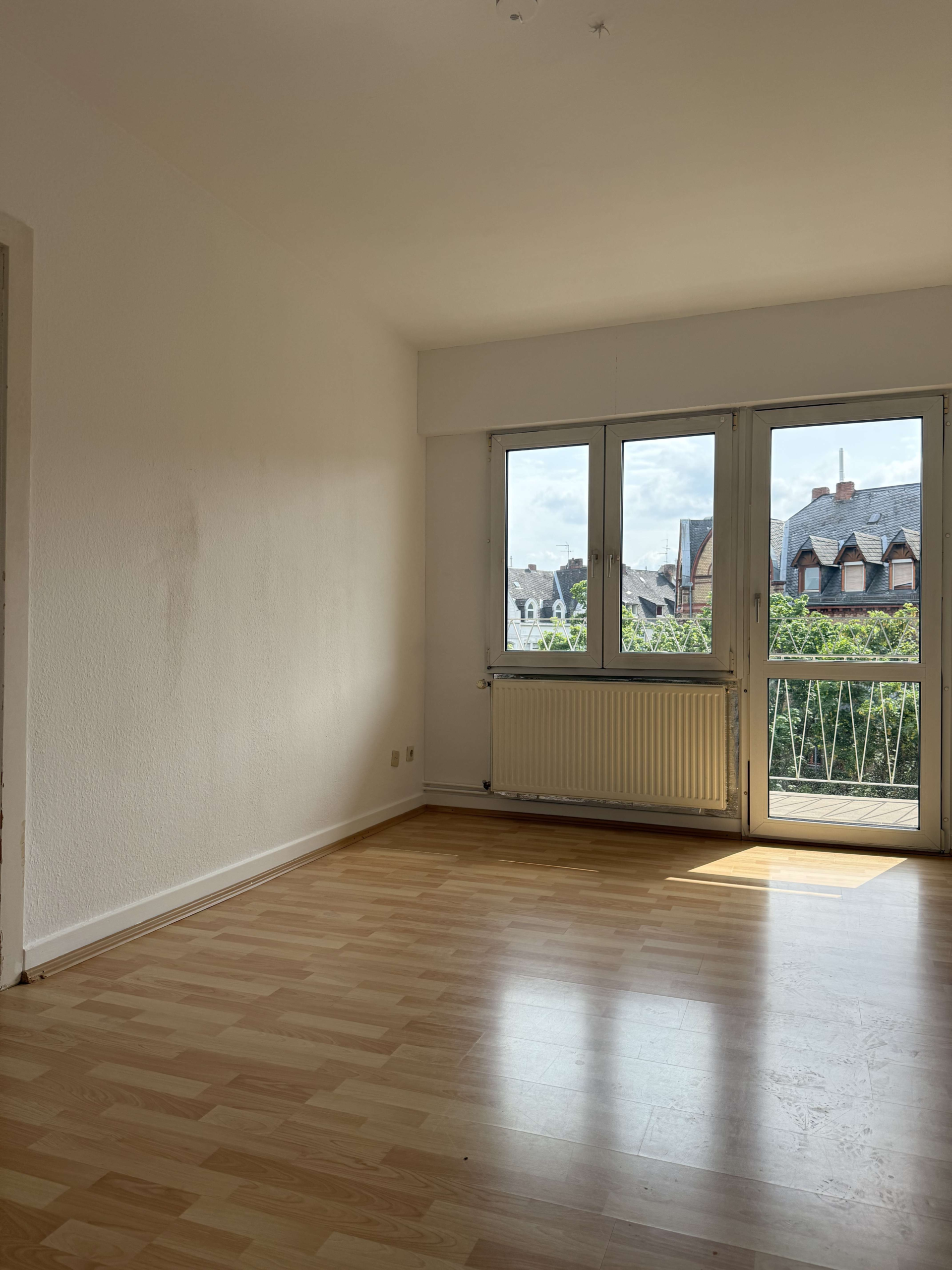NEU  TOP 2 ZIMMERWOHNUNG IN WIESBADEN! RENOVIERT! NEUE EINBAUKÜCHE!