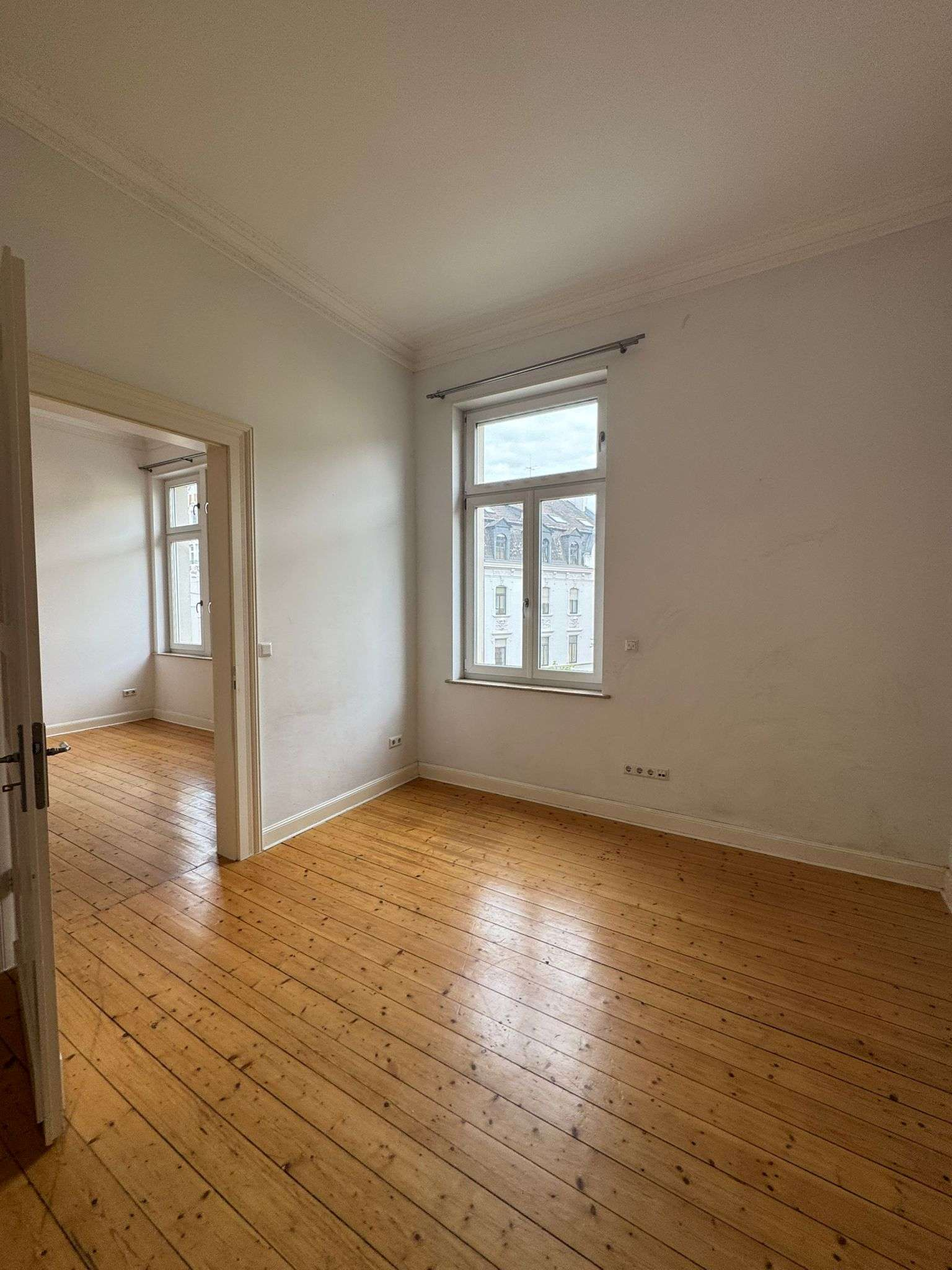 NEW HELLE ALTBAUWOHNUNG MIT 4 ZIMMERN MIT BALKON & IDEALEM GRUNDRISS