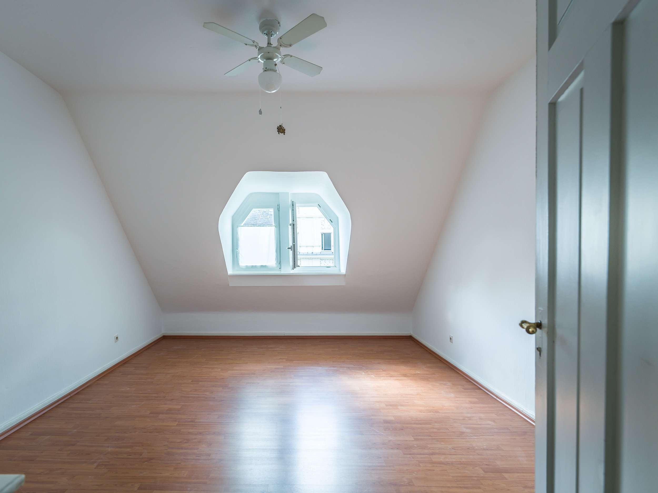 NEW  KLEINES MANSARDENZIMMER ALS LAGER ODER HOMEOFFICE !