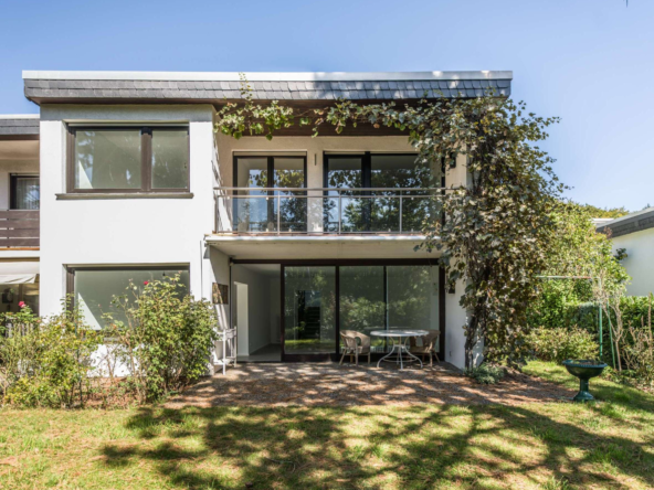 Exklusiv wohnen im Schlosspark Georgenborn: Saniertes Haus in absolut ruhiger Lage nah an Wiesbaden