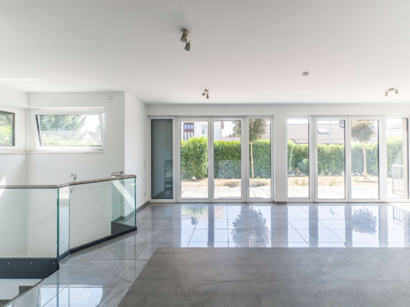 NEU  ERDGESCHOSSWOHNUNG MIT EIGENEM GARTEN & KÜCHE - SOFORT !