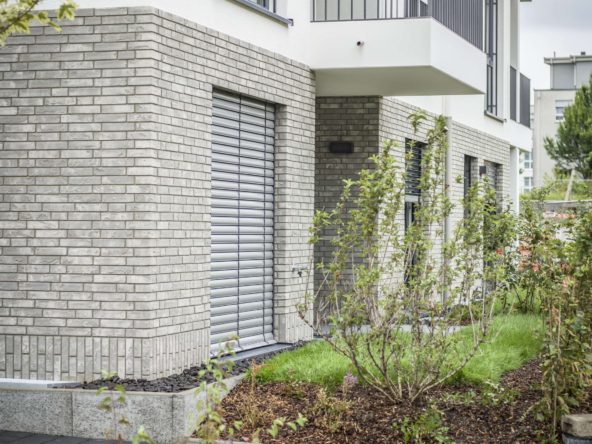 NEU  ERSTBEZUG ! NEUBAU IN ZENTRALER LAGE ! 2-ZIMMER MIT EBK & TIEFGARAGE !