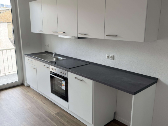 NEU  ! RENOVIERT MIT NEUER EINBAUKÜCHE, BALKON & STELLPLATZ ! !