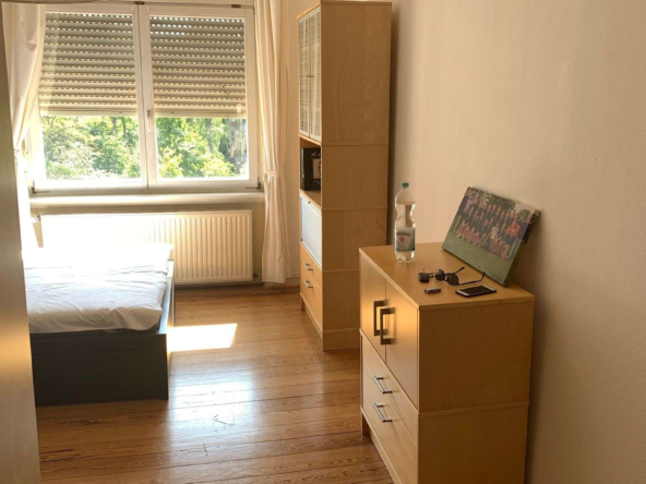 NEU  TOP GESCHNITTEN ! SUPER ZENTRAL MIT ALTBAUCHARME !