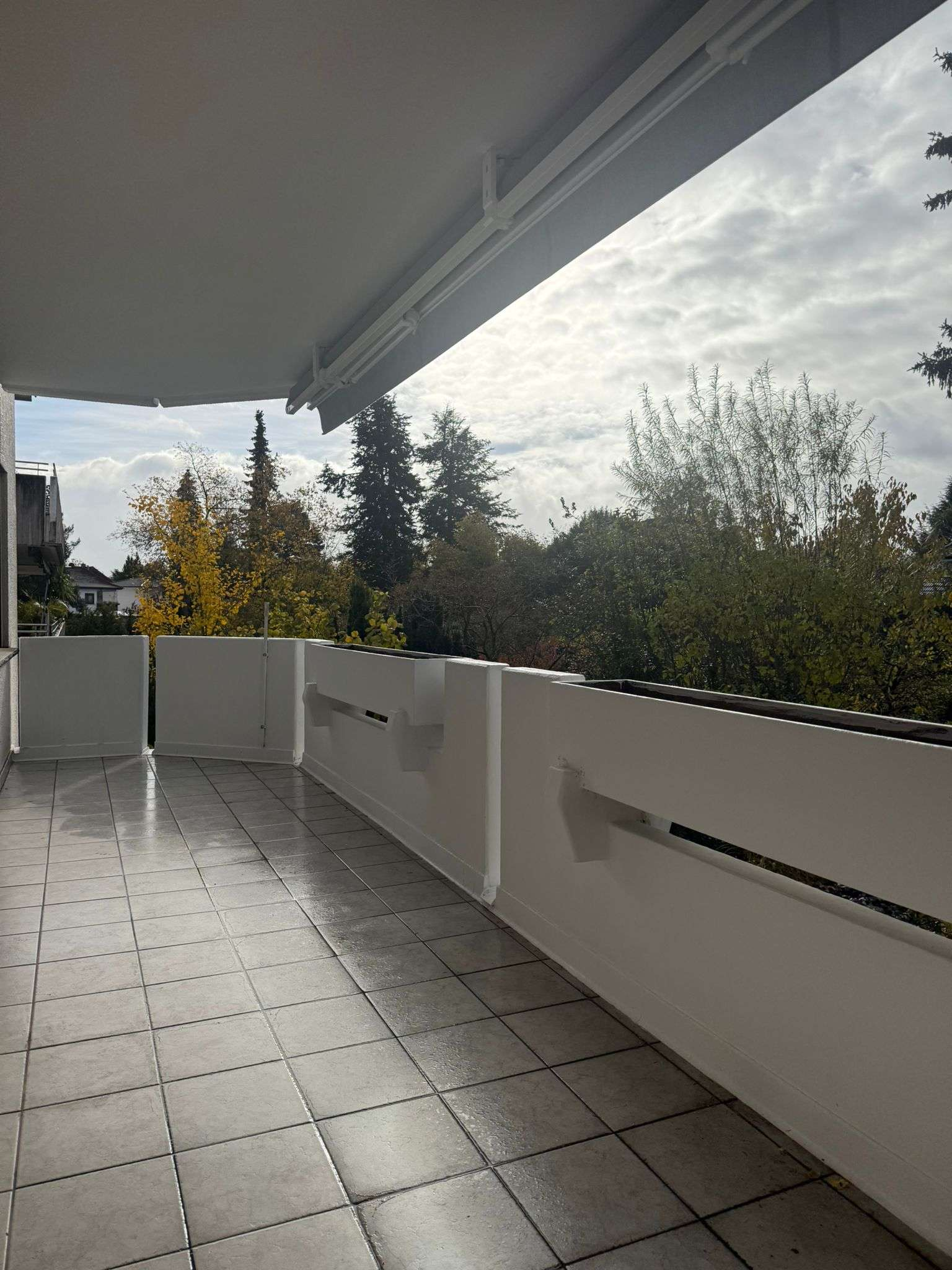 WOW  FRISCH SANIERT! 4-ZIMMER-WOHNUNG MIT GROßEM BALKON & TIEFGARAGENSTELLPLATZ!!!