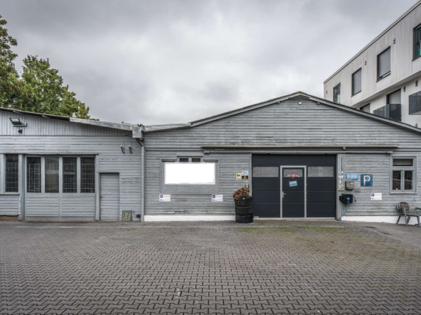 NEU  STELLPLÄTZE IN EINER FAHRZEUGHALLE MIT ÜBERWACHUNGSKAMERA !