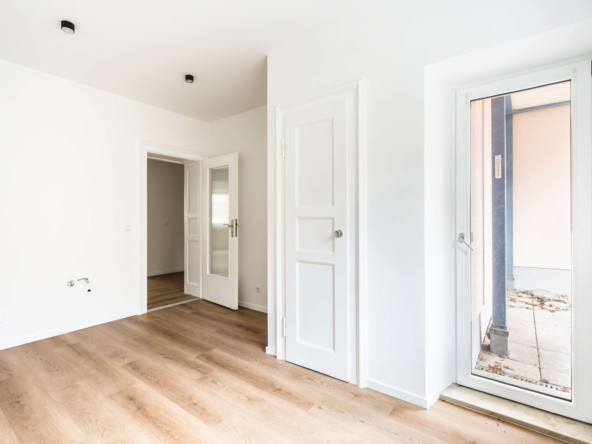 NEU  FRSICH SANIERT, ERSTBEZUG, TIEFGARAGENSTELLPLATZ & MÜNCHENS BESTLAGE!