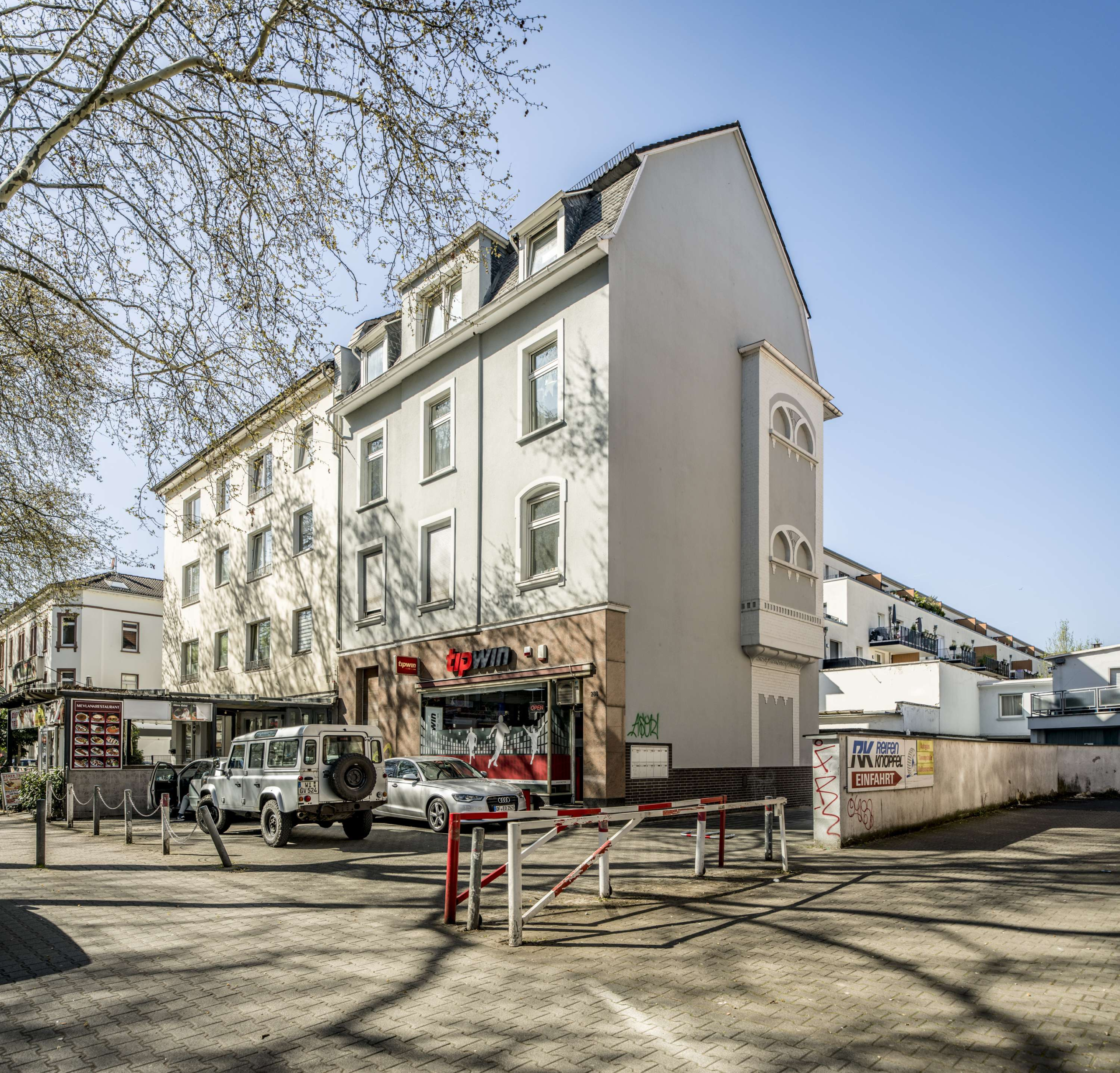 ATTRAKTIVES MEHRFAMILIENHAUS IN FRANKFURT – INVESTITIONSMÖGLICHKEIT MIT POTENZIAL !