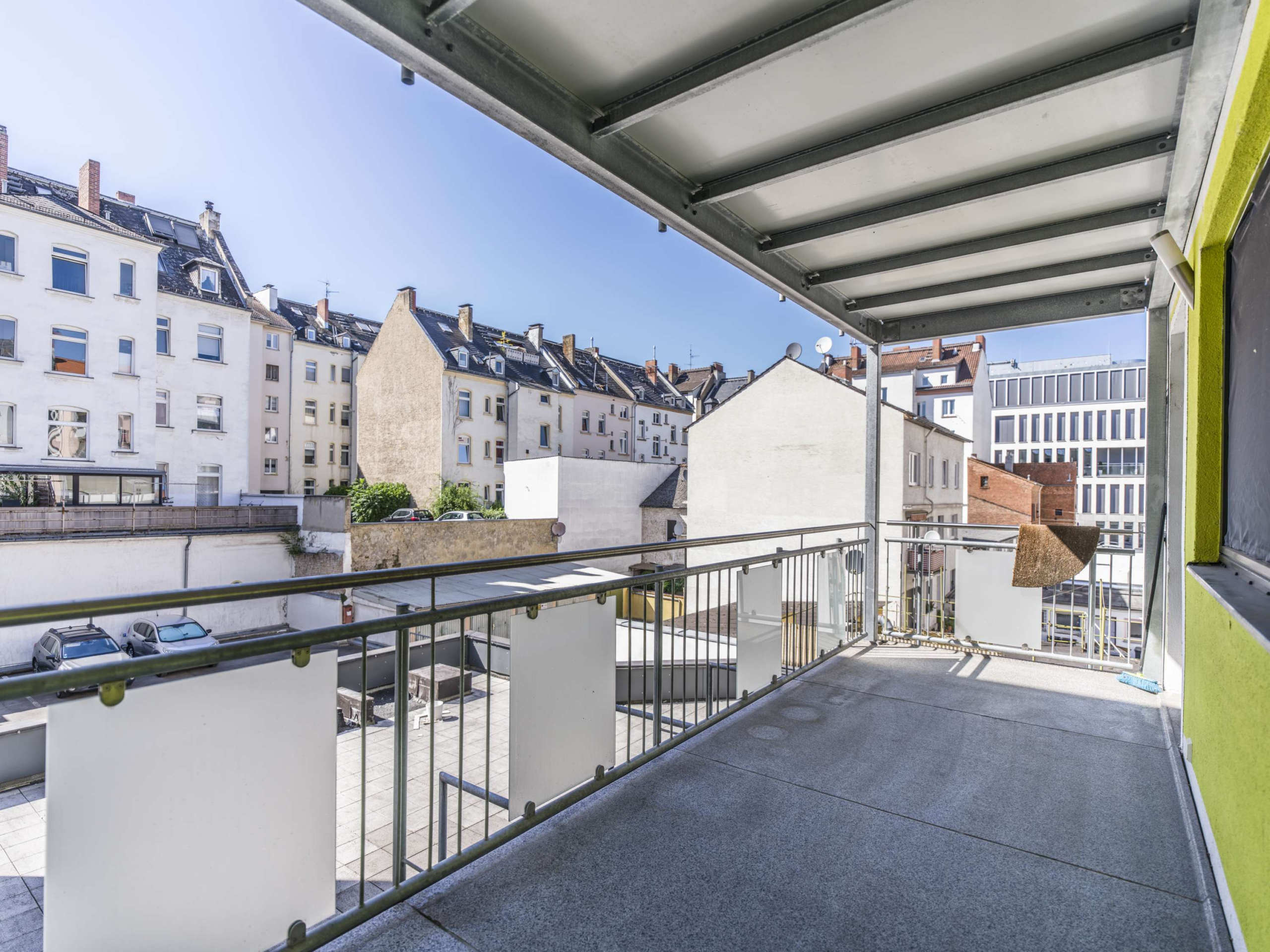 NEU  GROßZÜGIGE EIGENTUMSWOHNUNG IN ZENTRALER LAGE MIT BALKON, AUFZUG & STELLPLÄTZEN