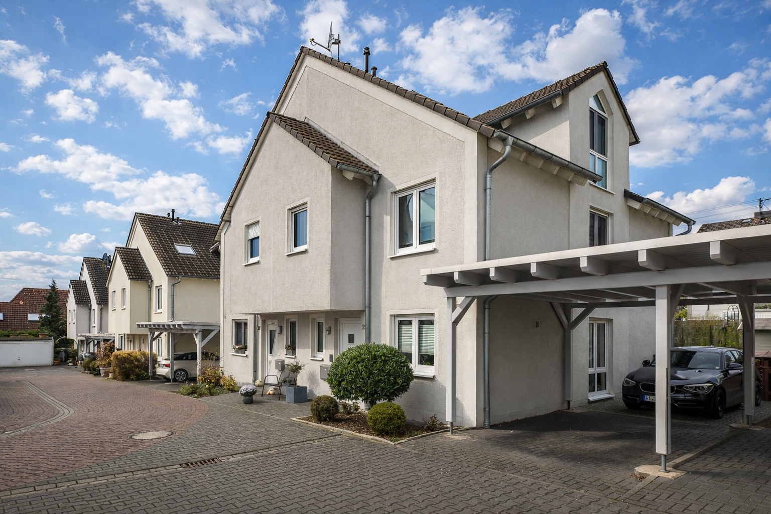 NEU  IHR HAUS MIT GARTEN, TERRASSE & CARPORT WARTET AUF SIE !