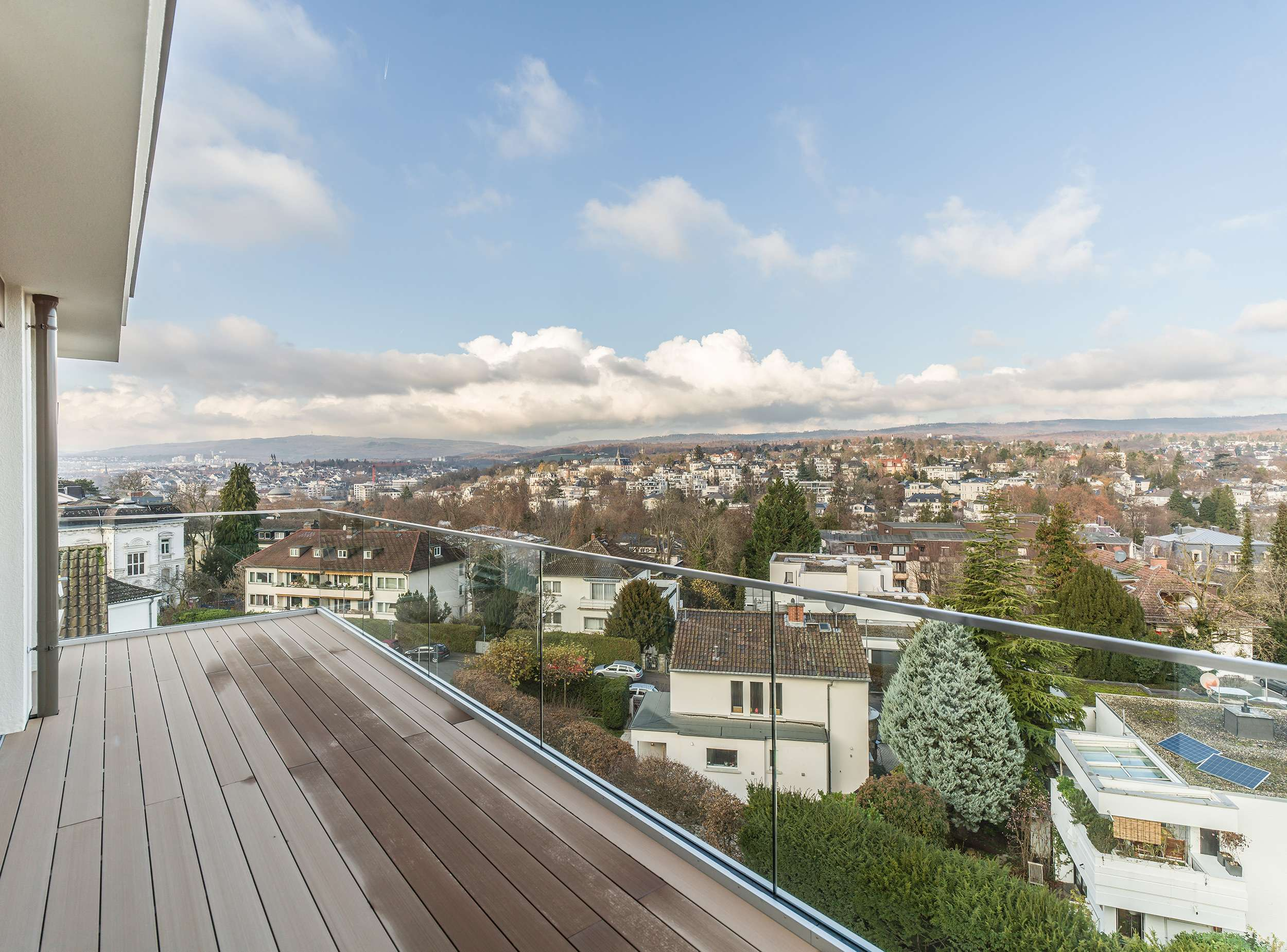 NEU  PENTHOUSE-MAISONETTE MIT RUND-UM-BLICK! EINDRUCKSVOLL UND EXKLUSIV !