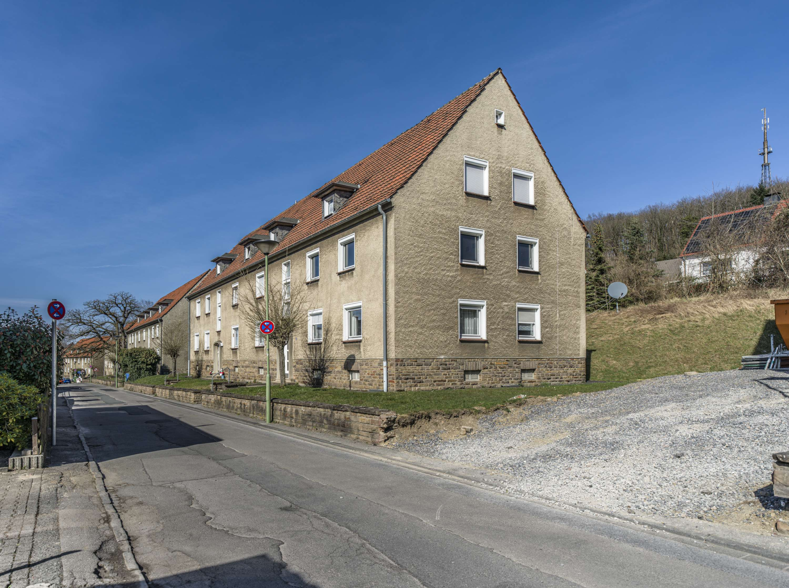 NEU  RUHIGES WOHNEN UND ATTRAKTIVE RENDITE: MEHRFAMILIENHAUS IN HOHENLIMBURG-HAGEN !