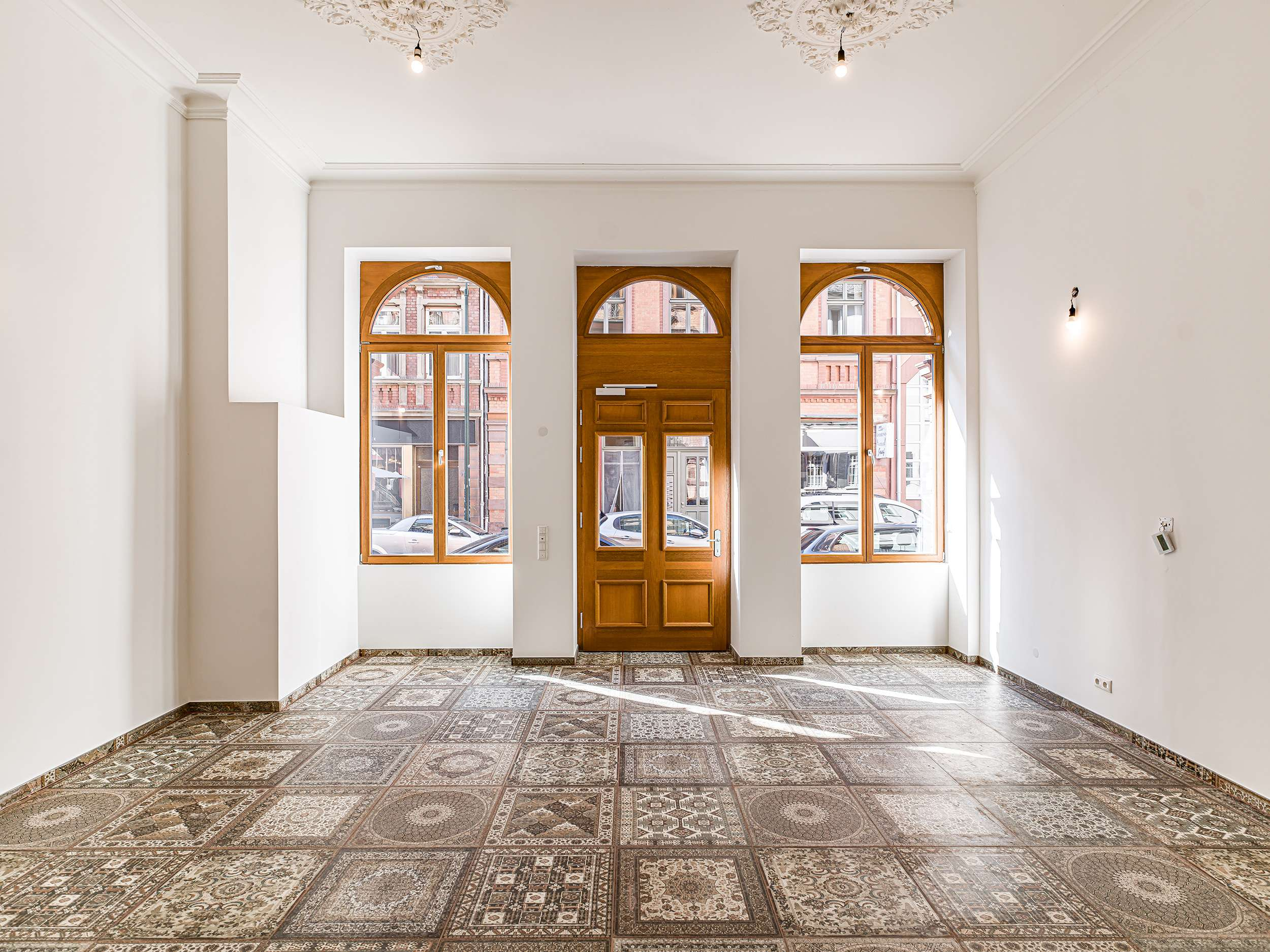 WOW   EXKLUSIVE GEWERBEFLÄCHE IN BESTLAGE DER NEROSTRAßE! IDEAL FÜR EINZELHANDEL!