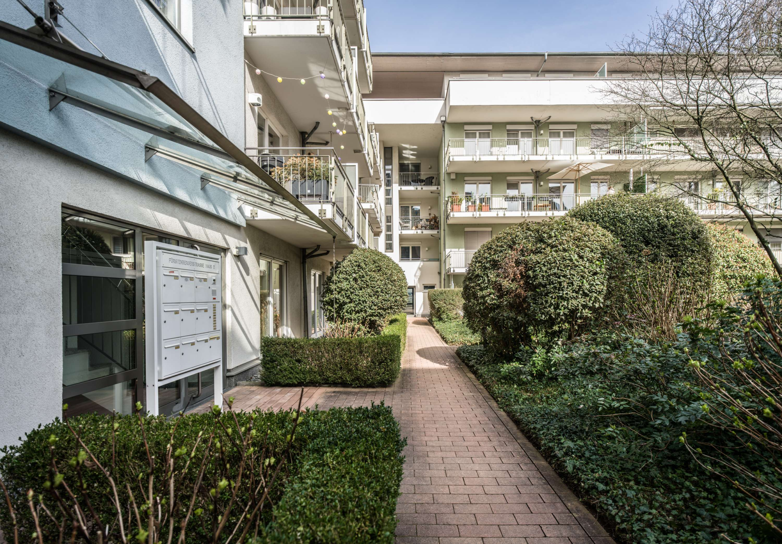 WOW   IM FRANKFURTER WESTEND MIT CONCIERGE, TIEFGARAGE & BALKON !