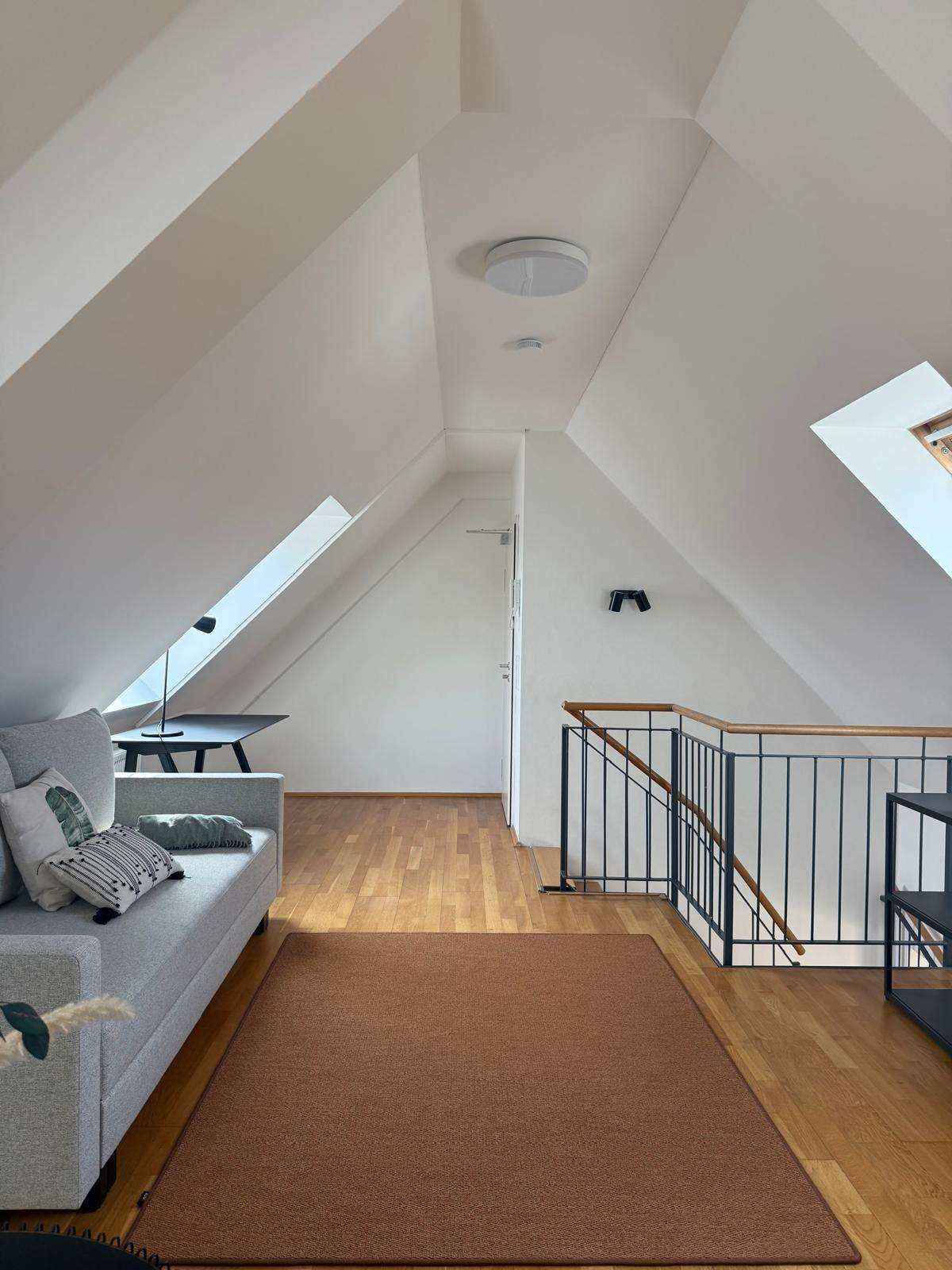 JETZT  WUNDERSCHÖNE ALTBAUWOHNUNG ! IDEAL ZUM SELBSTEINZUG! 220
