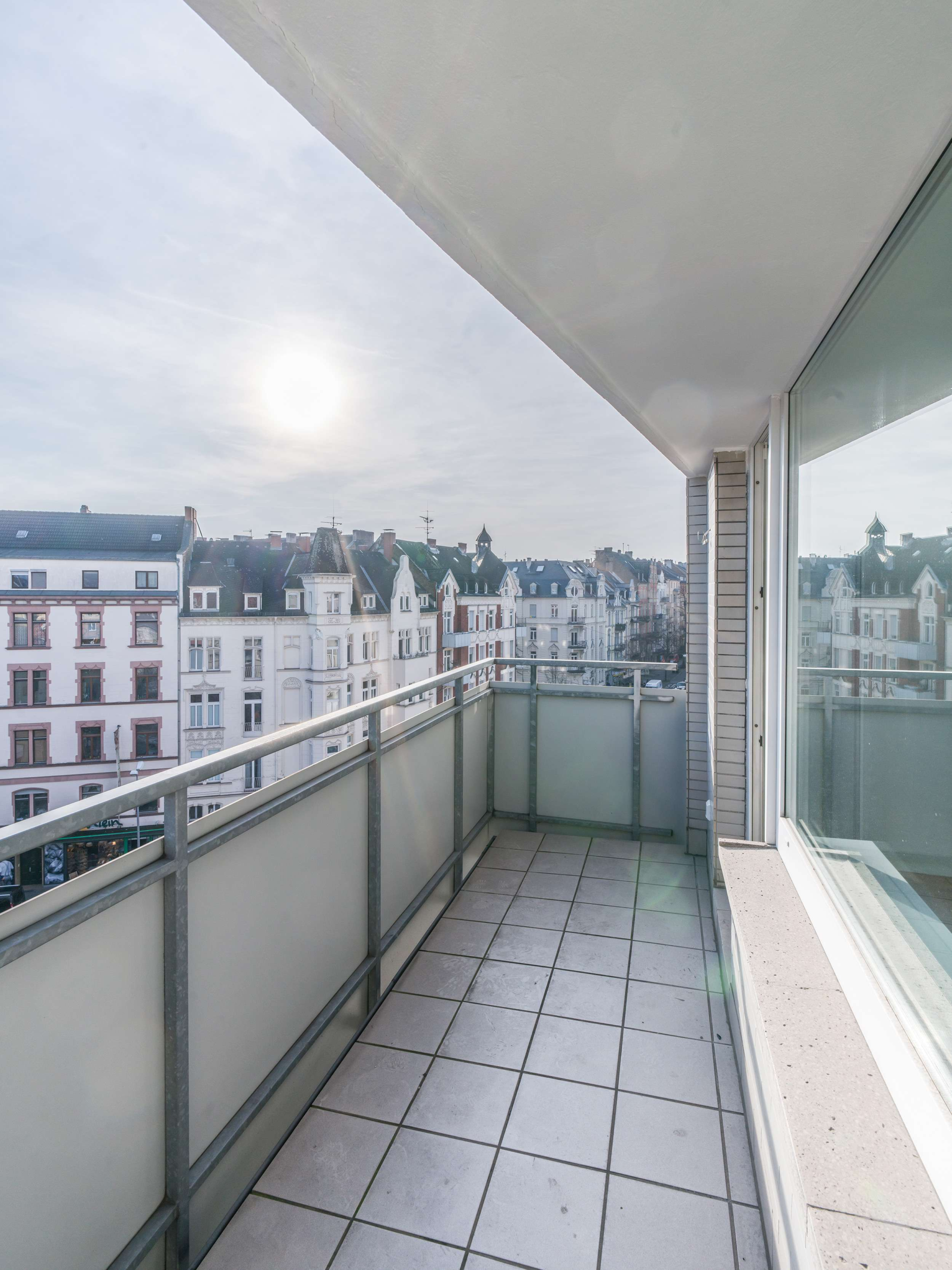 NEW TOP RENOVIERTE 2 ZIMMER-WOHNUNG AUF DER DOTZHEIMER-AVENUE!