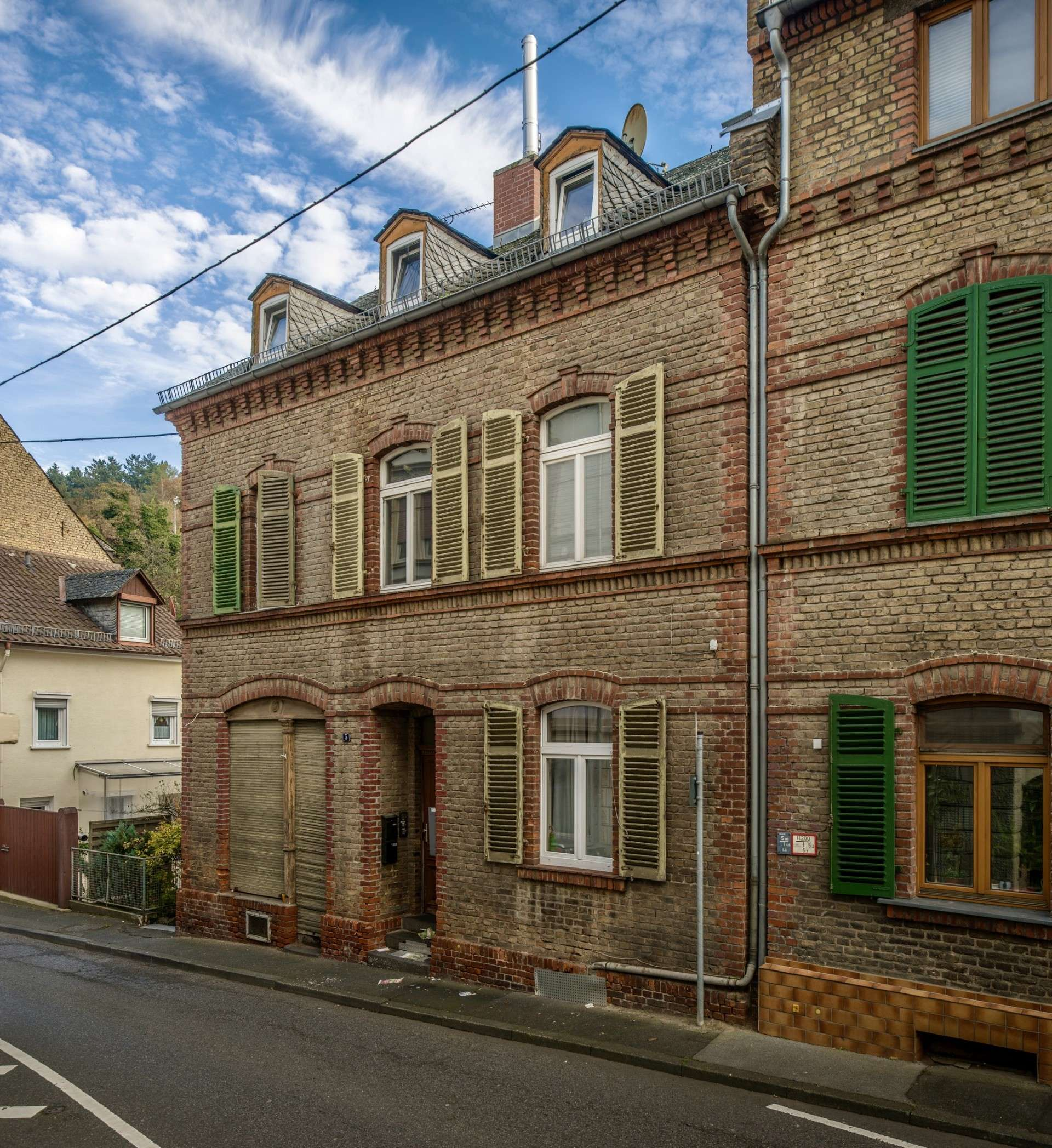 VERKAUFT  KOMPLETT LEERSTEHEND ZUR SANIERUNG! MEHRFAMILIENHAUS IN SONNENBERG!